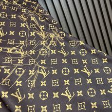 🛒🛒LV 涂鸦老花针织短袖T恤,2026ss秋冬男士系列Monogram iti 提花针织短袖深棕底色+暖橘棕提花,低饱 🛒🛒LV 涂鸦老花针织短袖T恤,2026ss秋冬男士系列Monogram iti 提花针织短袖深棕底色+暖橘棕提花,低饱