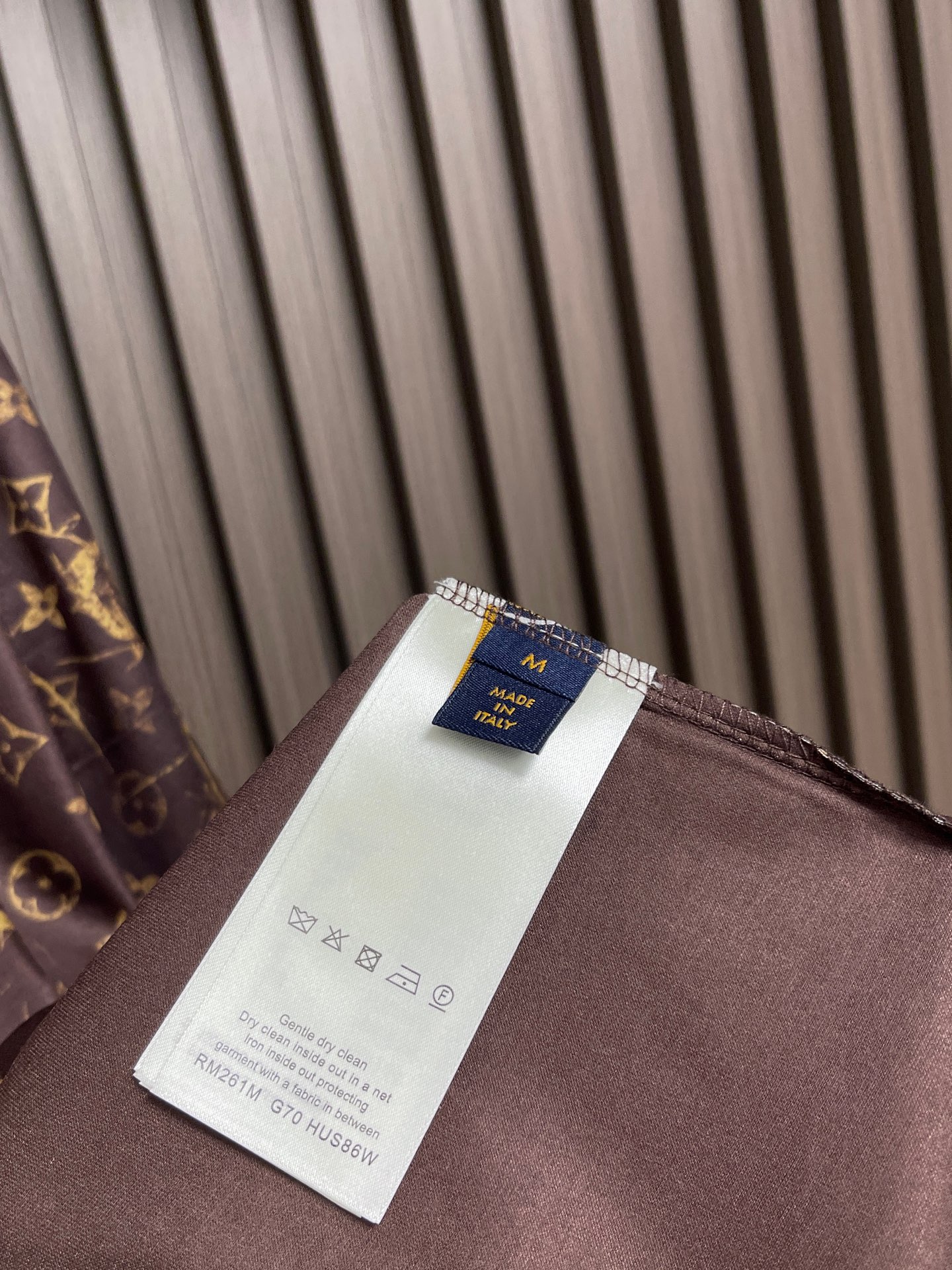 🛒🛒LV 涂鸦老花针织短袖T恤,2026ss秋冬男士系列Monogram iti 提花针织短袖深棕底色+暖橘棕提花,低饱 🛒🛒LV 涂鸦老花针织短袖T恤,2026ss秋冬男士系列Monogram iti 提花针织短袖深棕底色+暖橘棕提花,低饱