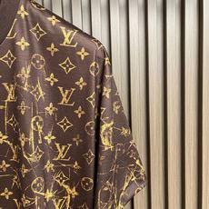 🛒🛒LV 涂鸦老花针织短袖T恤,2026ss秋冬男士系列Monogram iti 提花针织短袖深棕底色+暖橘棕提花,低饱 🛒🛒LV 涂鸦老花针织短袖T恤,2026ss秋冬男士系列Monogram iti 提花针织短袖深棕底色+暖橘棕提花,低饱
