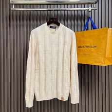 🛒🛒LV 2026ss新款编织提花圆领针织毛衣,这款舒适圆领衫采用混纺纱线织就,触感格外柔软。LV 标识直接融入下摆皮标 🛒🛒LV 2026ss新款编织提花圆领针织毛衣,这款舒适圆领衫采用混纺纱线织就,触感格外柔软。LV 标识直接融入下摆皮标