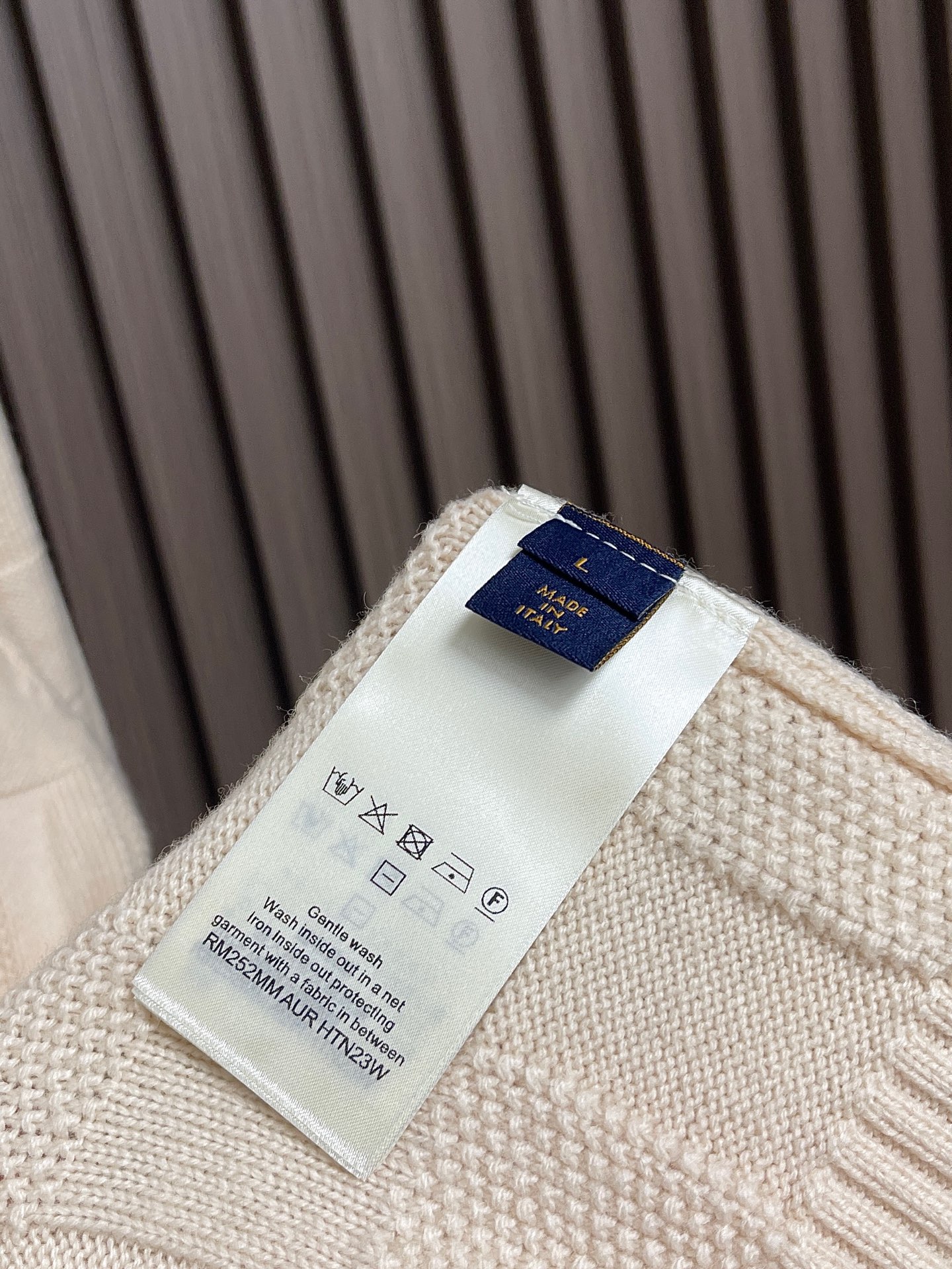 🛒🛒LV 2026ss新款编织提花圆领针织毛衣，这款舒适圆领衫采用混纺纱线织就，触感格外柔软。LV 标识直接融入下摆皮标