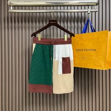 🛒🛒LV 2026SS字母徽章提花口袋拼色针织短裤,面料采用细腻针织面料打造,触感柔软亲肤,兼具良好垂坠感与透气性能,穿 🛒🛒LV 2026SS字母徽章提花口袋拼色针织短裤,面料采用细腻针织面料打造,触感柔软亲肤,兼具良好垂坠感与透气性能,穿
