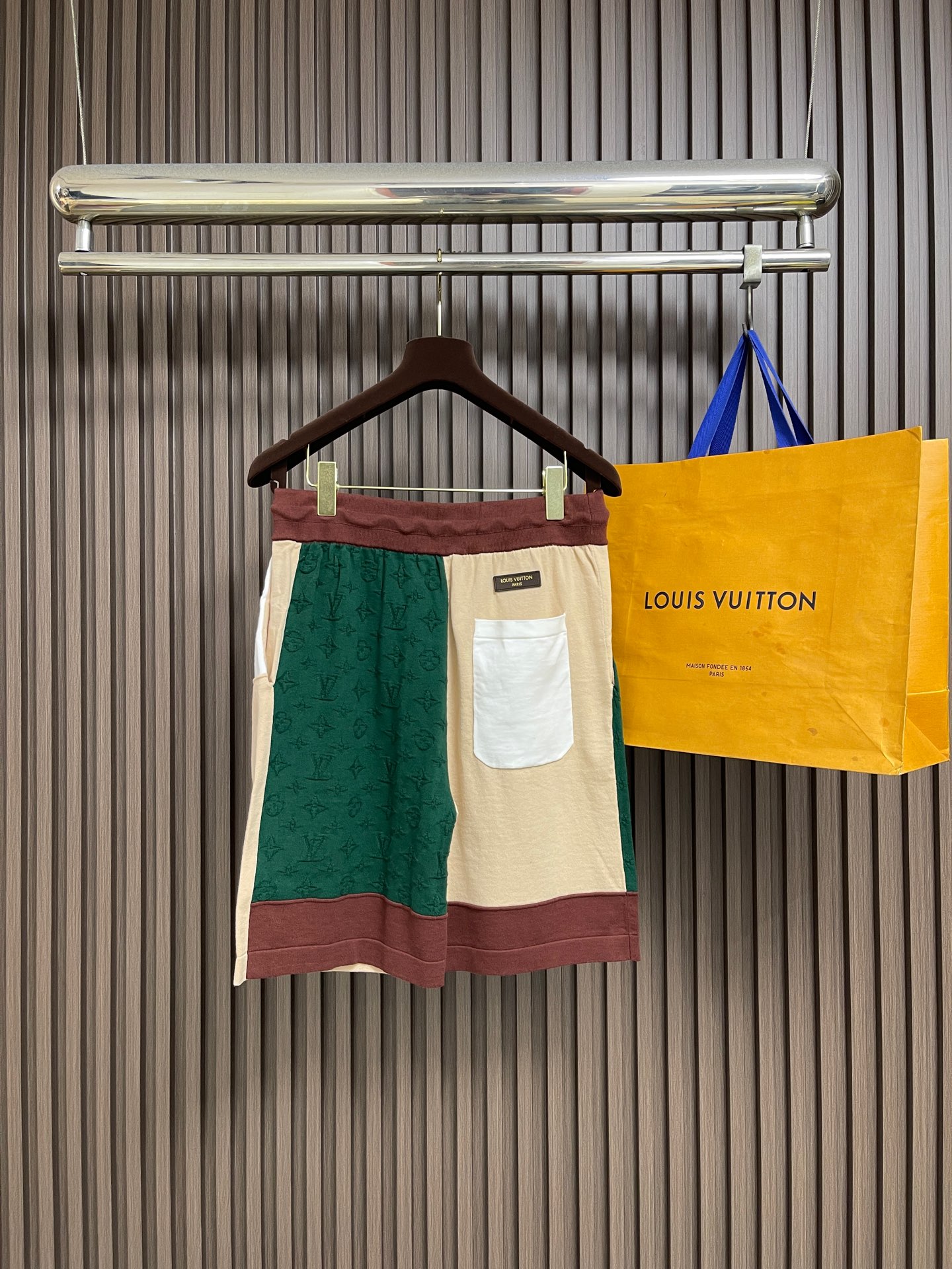 🛒🛒LV 2026SS字母徽章提花口袋拼色针织短裤，面料采用细腻针织面料打造，触感柔软亲肤，兼具良好垂坠感与透气性能，穿