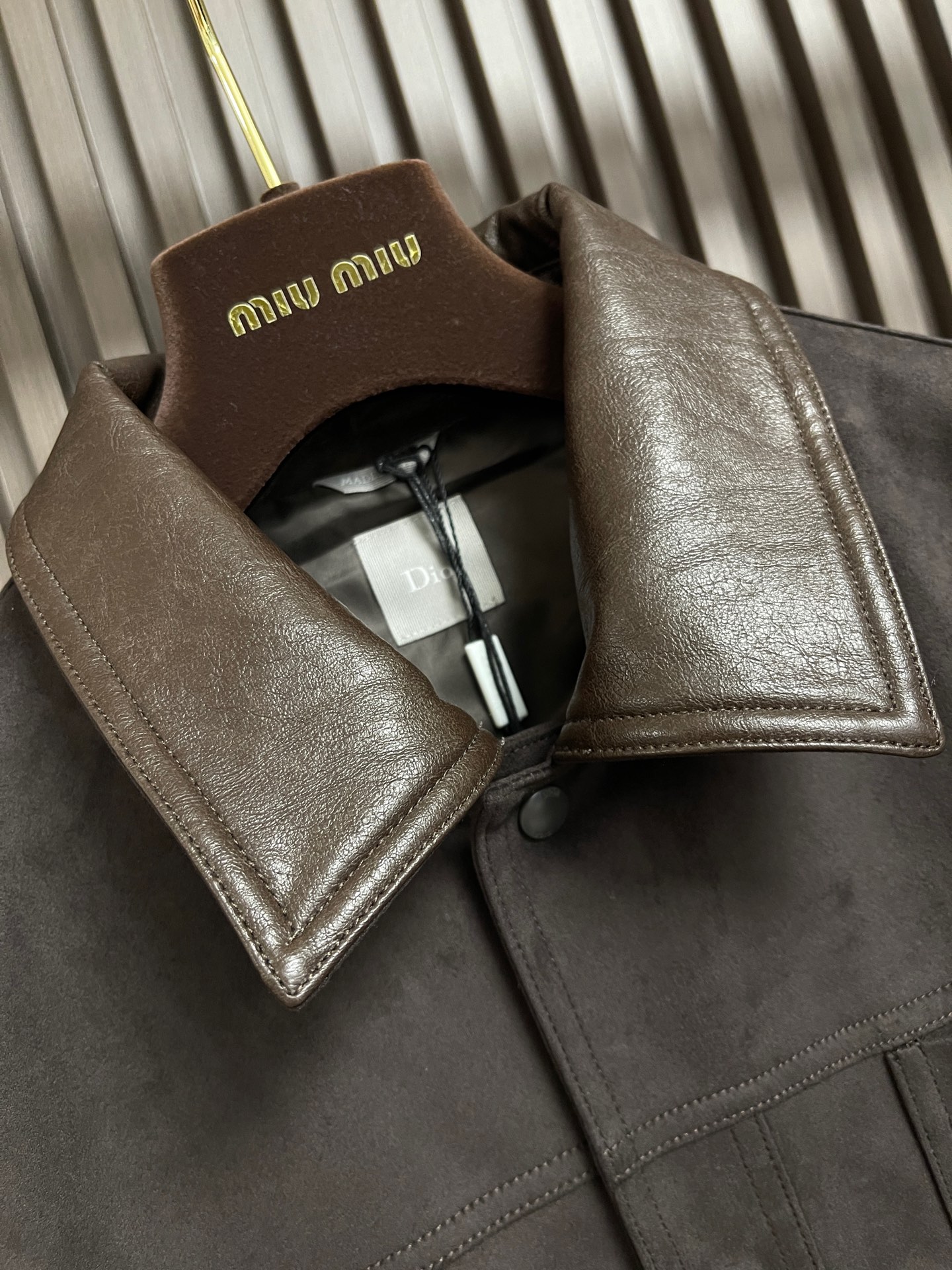 🛒🛒Dior 2026ss秋冬暗纹刺绣皮领工装夹克外套，全套原版定制五金，纽扣、皮标细节同步原版规格，真皮拼接翻领，衣身