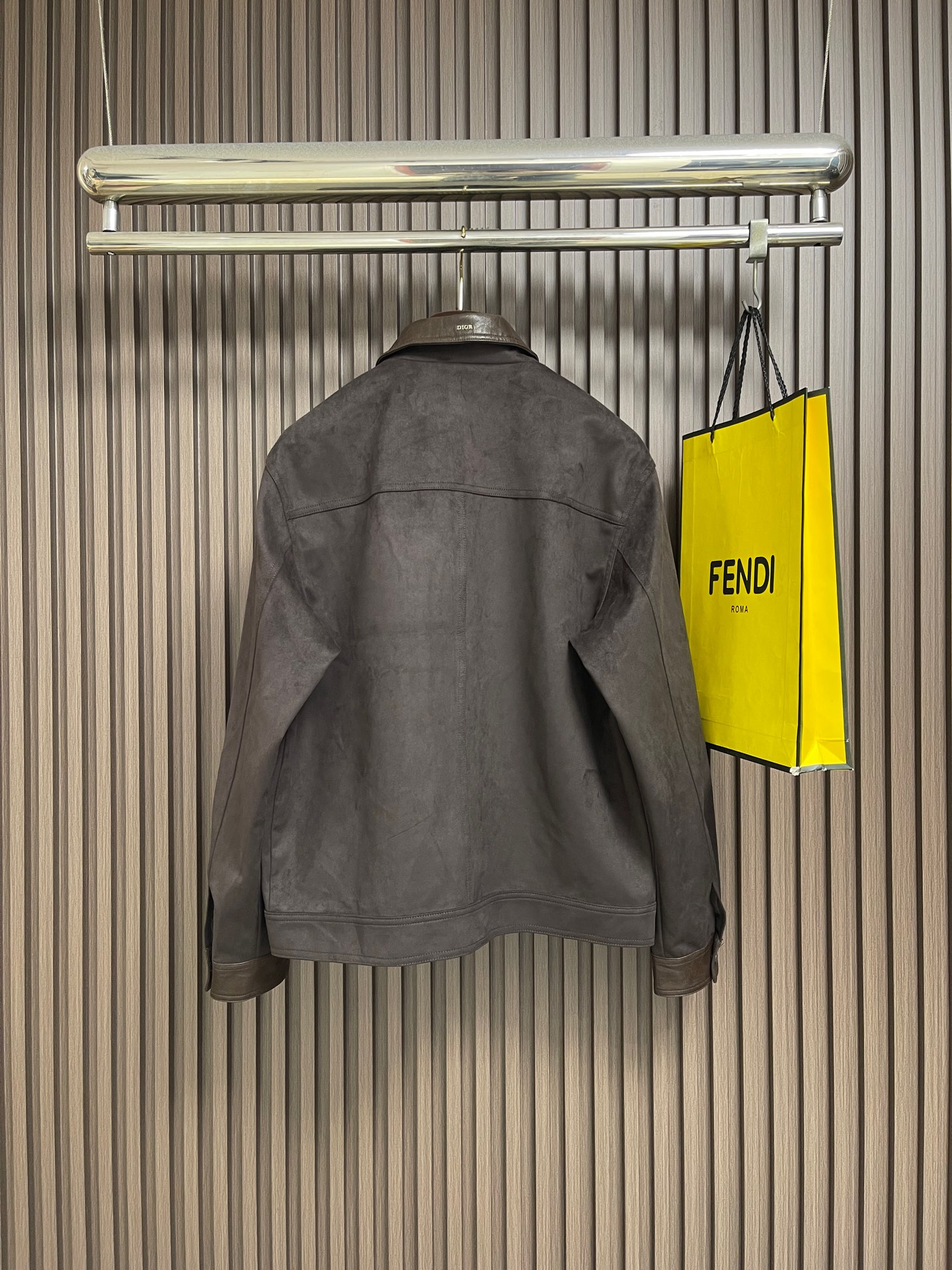 🛒🛒Dior 2026ss秋冬暗纹刺绣皮领工装夹克外套，全套原版定制五金，纽扣、皮标细节同步原版规格，真皮拼接翻领，衣身