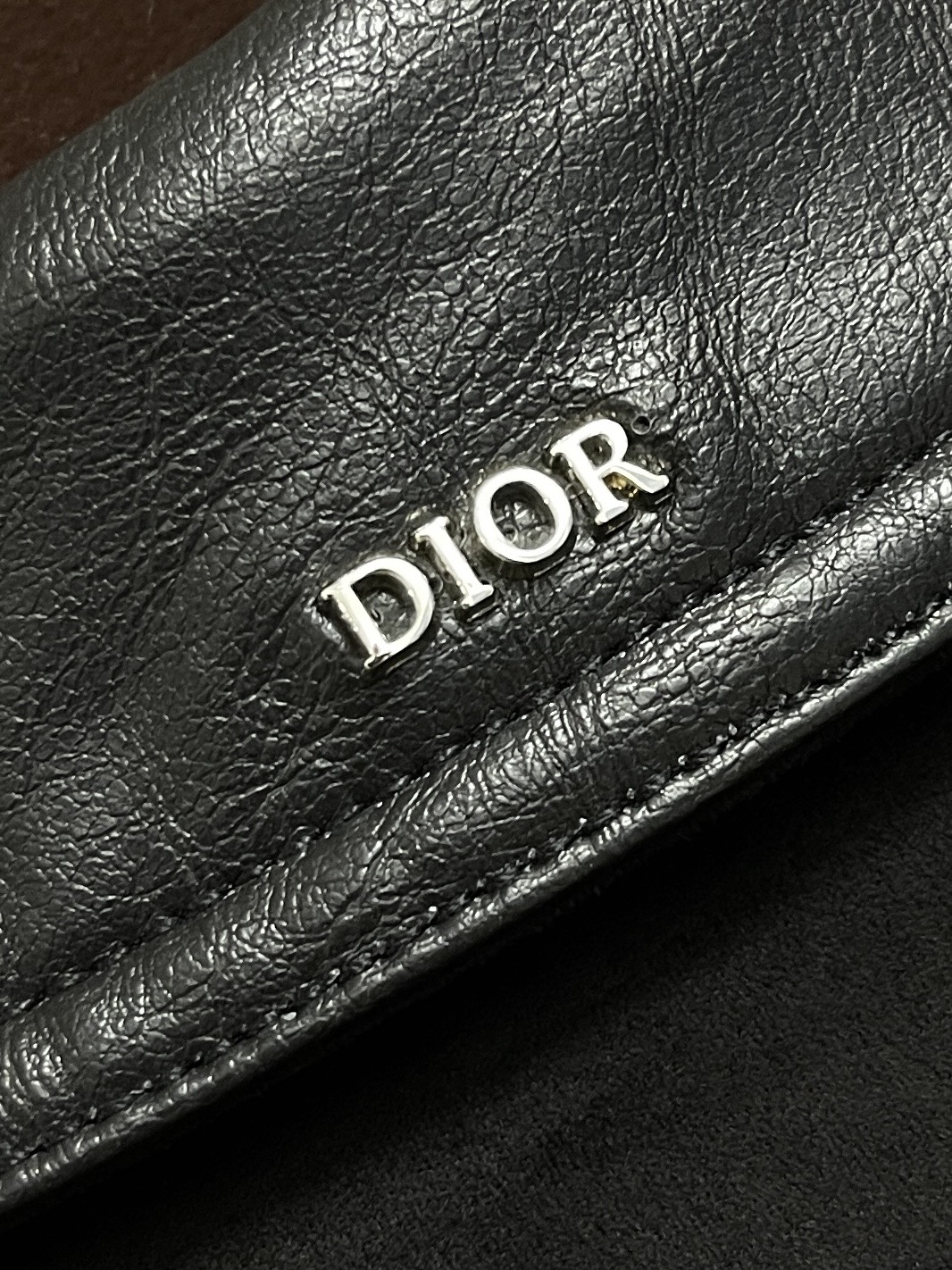 🛒🛒Dior 2026ss秋冬暗纹刺绣皮领工装夹克外套，全套原版定制五金，纽扣、皮标细节同步原版规格，真皮拼接翻领，衣身