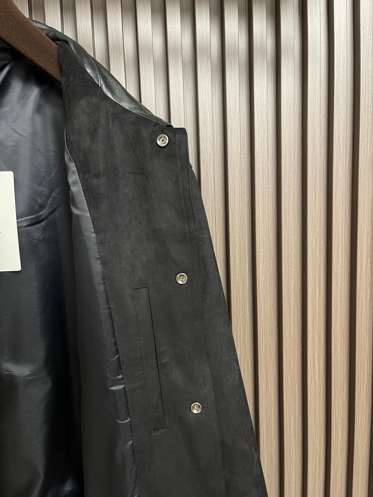 🛒🛒Dior 2026ss秋冬暗纹刺绣皮领工装夹克外套，全套原版定制五金，纽扣、皮标细节同步原版规格，真皮拼接翻领，衣身