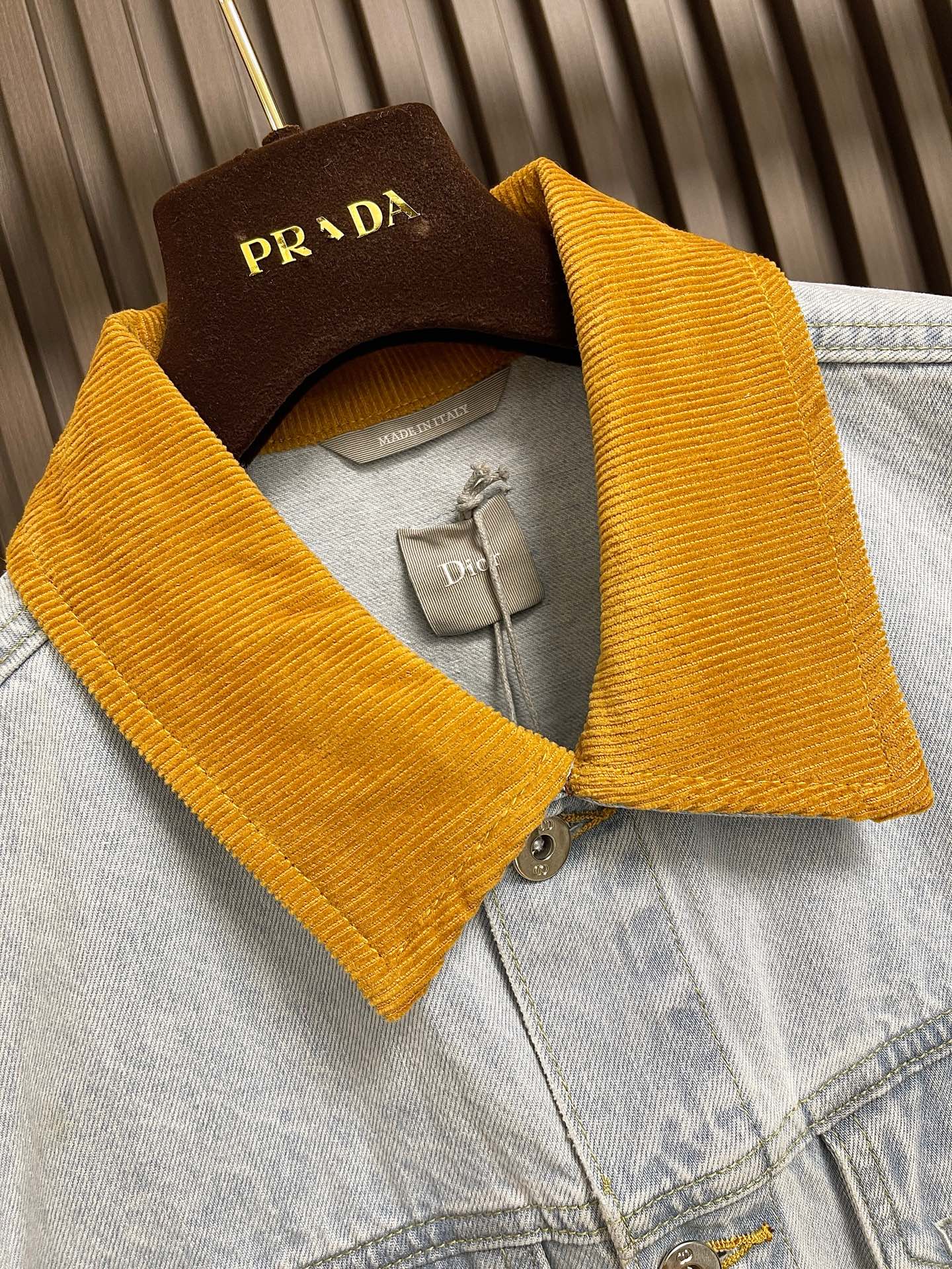 🛒🛒Dior 撞色翻领牛仔夹克外套，本款撞色领牛仔甄选高支重磅牛仔面料织造而成，布身挺括有型，经过精细水洗工艺处理，色泽