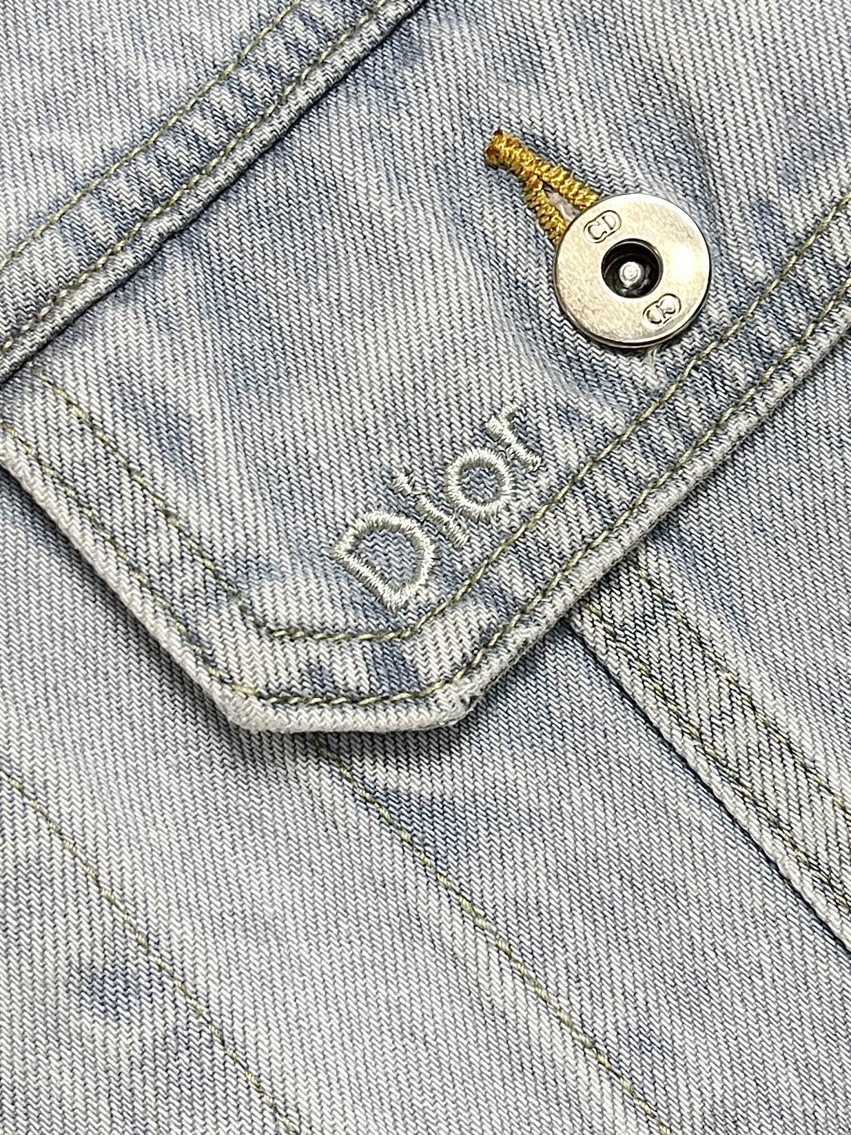 🛒🛒Dior 撞色翻领牛仔夹克外套，本款撞色领牛仔甄选高支重磅牛仔面料织造而成，布身挺括有型，经过精细水洗工艺处理，色泽