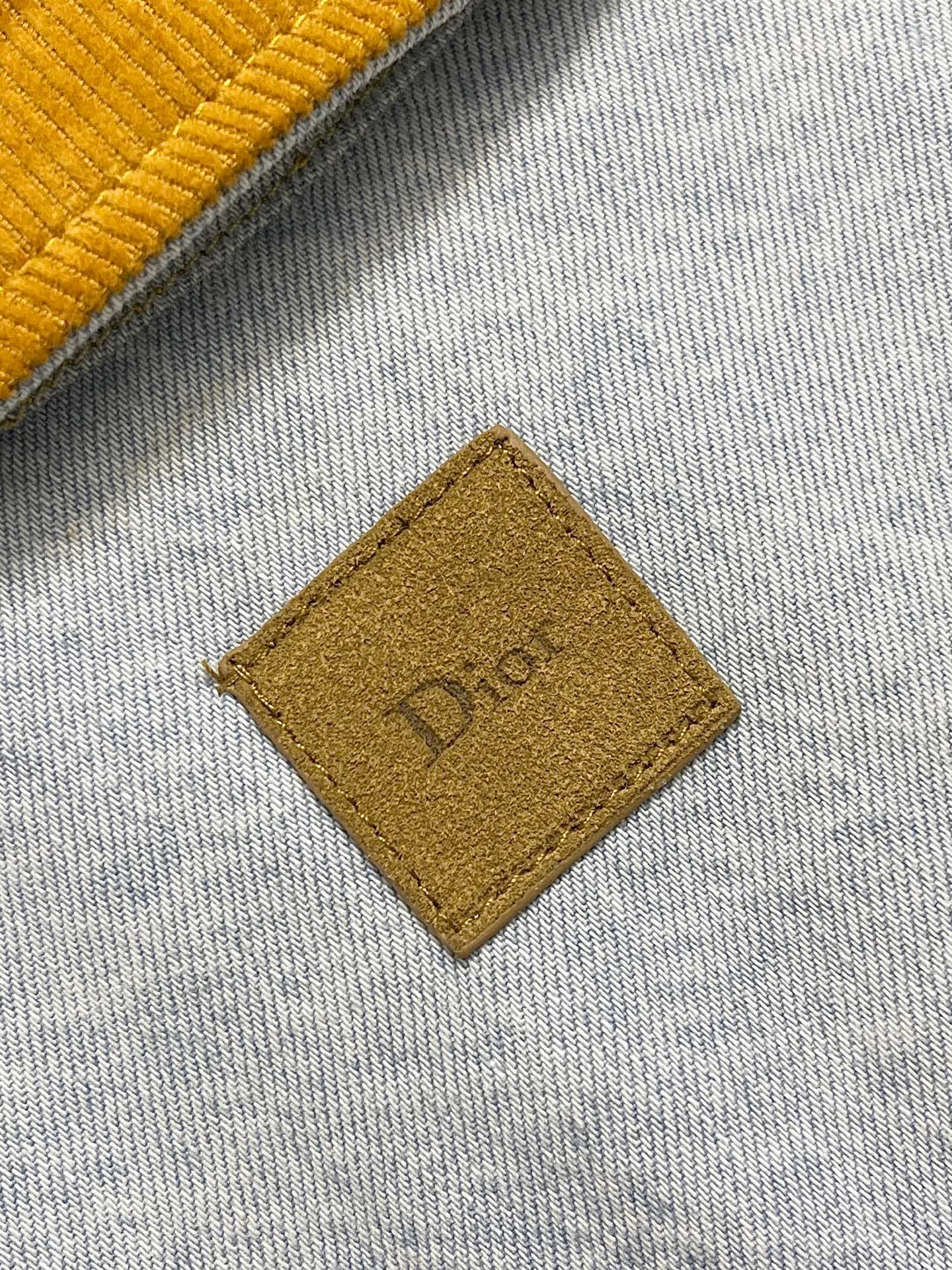 🛒🛒Dior 撞色翻领牛仔夹克外套，本款撞色领牛仔甄选高支重磅牛仔面料织造而成，布身挺括有型，经过精细水洗工艺处理，色泽