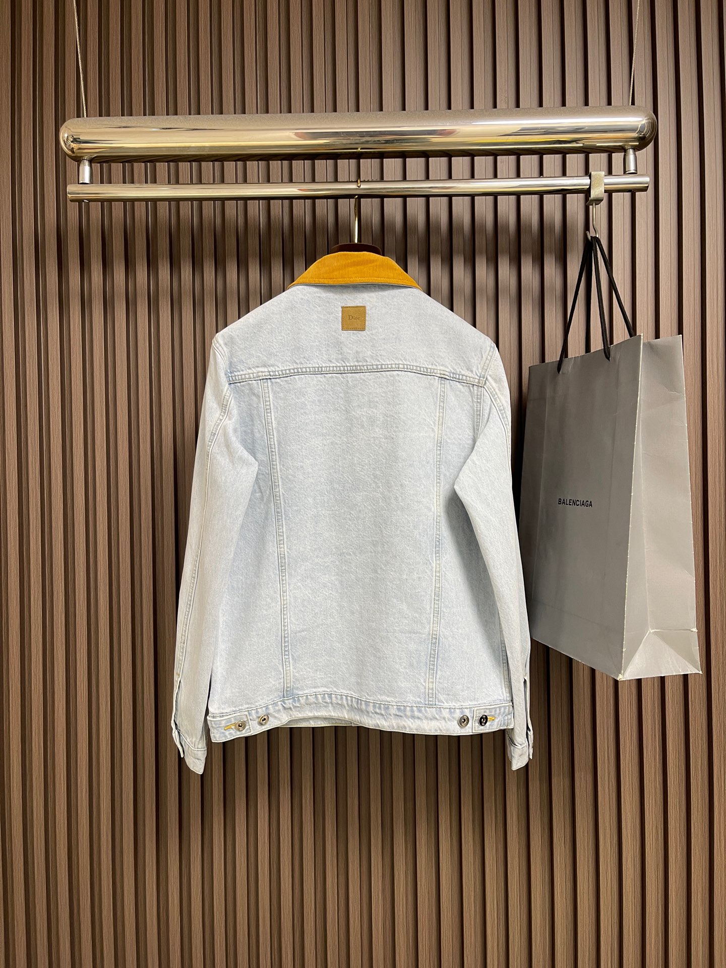 🛒🛒Dior 撞色翻领牛仔夹克外套，本款撞色领牛仔甄选高支重磅牛仔面料织造而成，布身挺括有型，经过精细水洗工艺处理，色泽