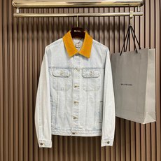 🛒🛒Dior 撞色翻领牛仔夹克外套,本款撞色领牛仔甄选高支重磅牛仔面料织造而成,布身挺括有型,经过精细水洗工艺处理,色泽 🛒🛒Dior 撞色翻领牛仔夹克外套,本款撞色领牛仔甄选高支重磅牛仔面料织造而成,布身挺括有型,经过精细水洗工艺处理,色泽