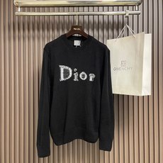 🛒🛒Dior 羊毛字母提花Logo羊绒针织毛衣,本款圆领针织毛衣选用细腻羊毛混纺纱线织造,针织肌理密实柔和,保暖性佳,触 🛒🛒Dior 羊毛字母提花Logo羊绒针织毛衣,本款圆领针织毛衣选用细腻羊毛混纺纱线织造,针织肌理密实柔和,保暖性佳,触