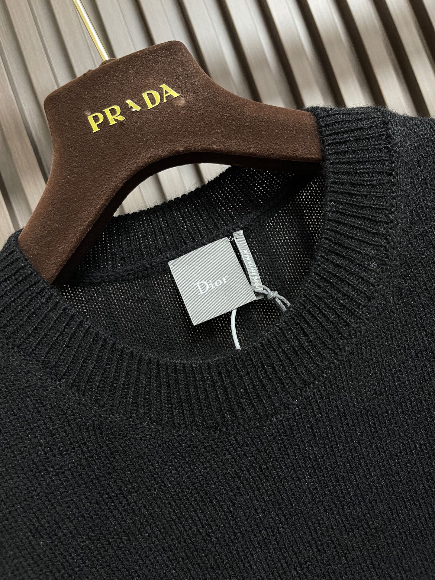🛒🛒Dior 羊毛字母提花Logo羊绒针织毛衣，本款圆领针织毛衣选用细腻羊毛混纺纱线织造，针织肌理密实柔和，保暖性佳，触