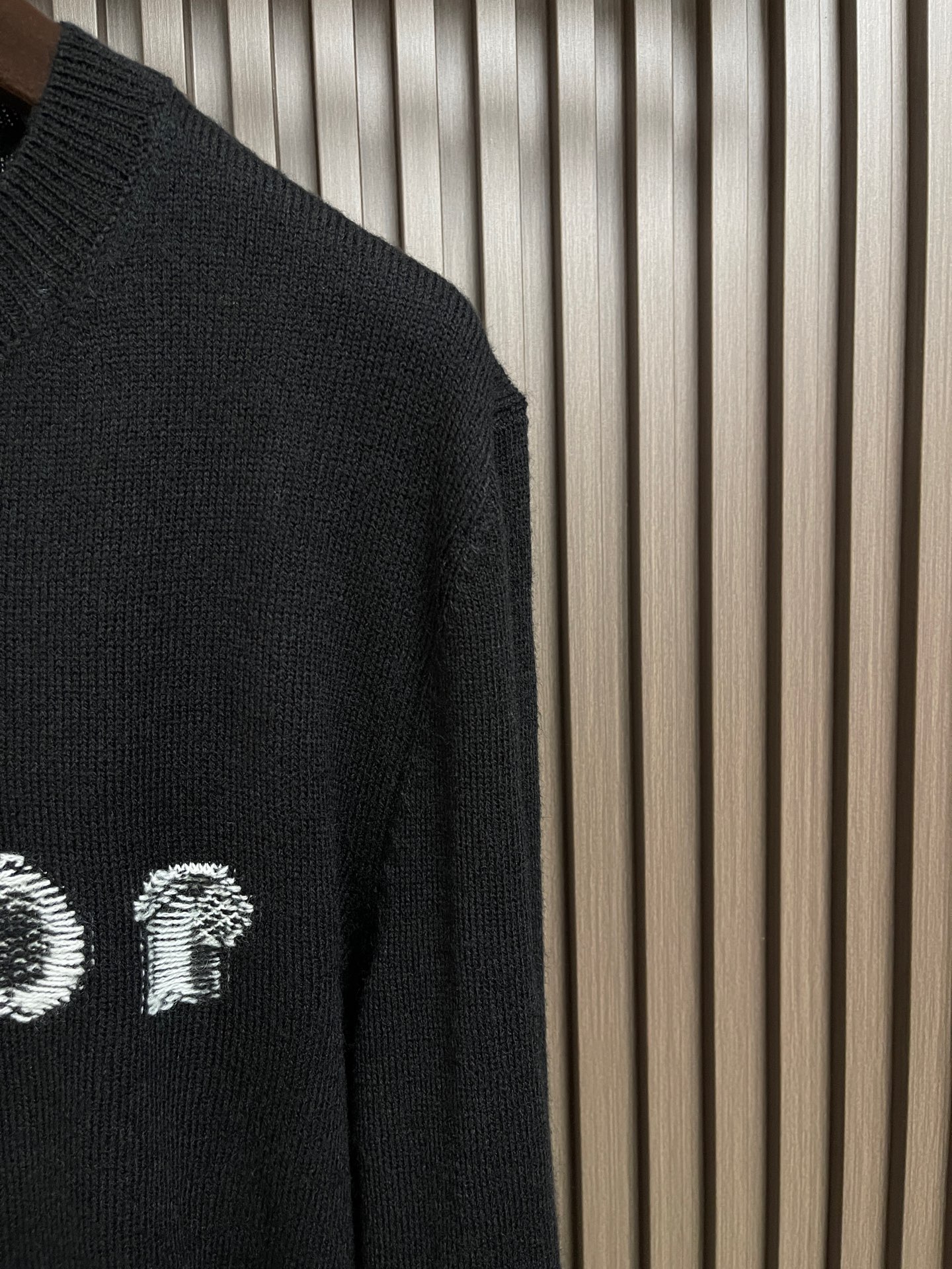 🛒🛒Dior 羊毛字母提花Logo羊绒针织毛衣，本款圆领针织毛衣选用细腻羊毛混纺纱线织造，针织肌理密实柔和，保暖性佳，触