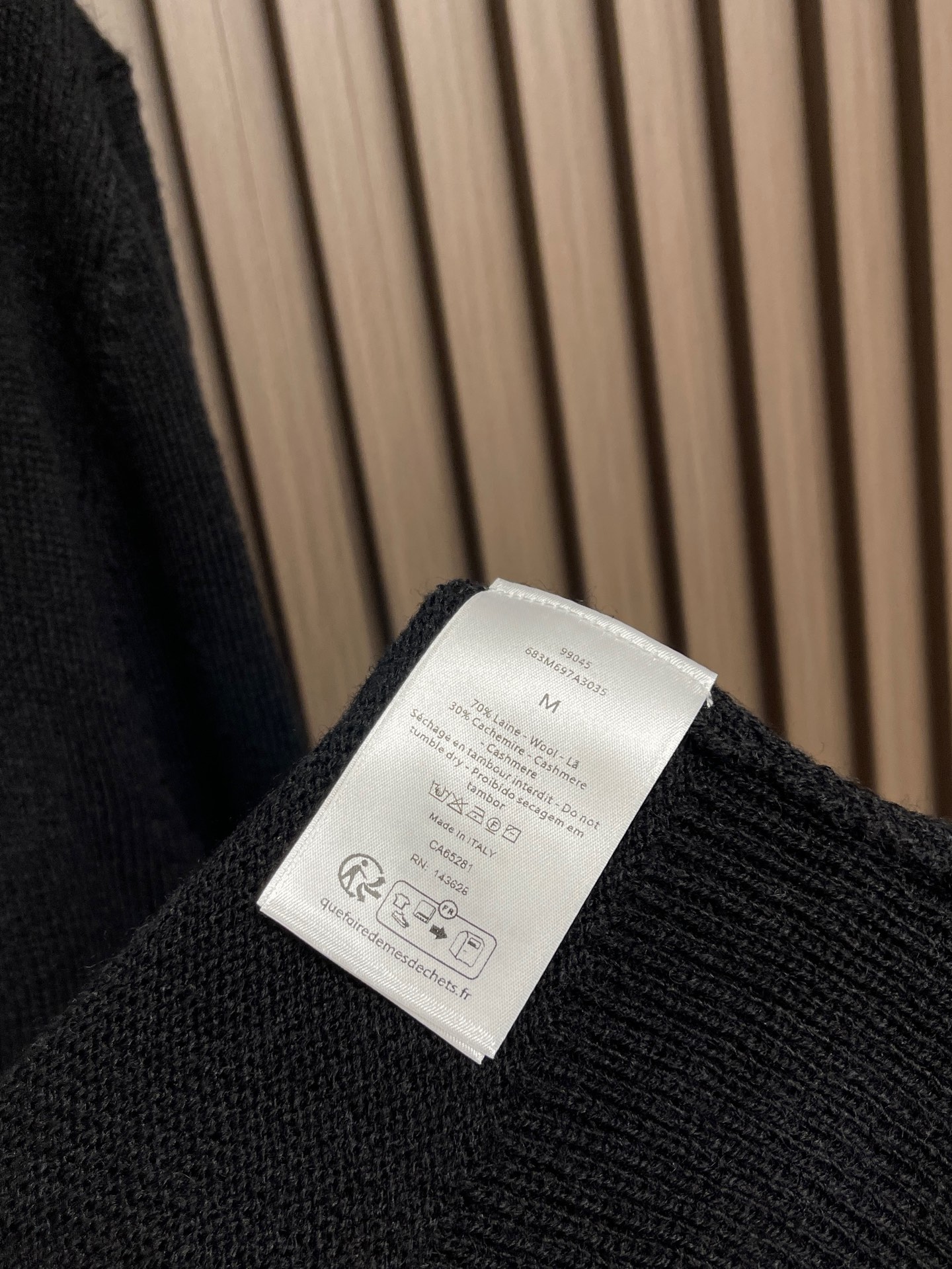 🛒🛒Dior 羊毛字母提花Logo羊绒针织毛衣，本款圆领针织毛衣选用细腻羊毛混纺纱线织造，针织肌理密实柔和，保暖性佳，触