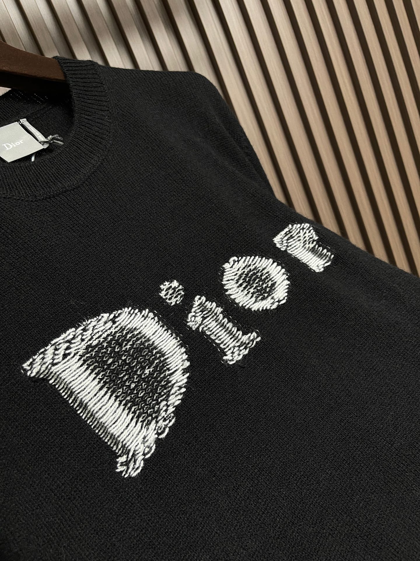 🛒🛒Dior 羊毛字母提花Logo羊绒针织毛衣，本款圆领针织毛衣选用细腻羊毛混纺纱线织造，针织肌理密实柔和，保暖性佳，触