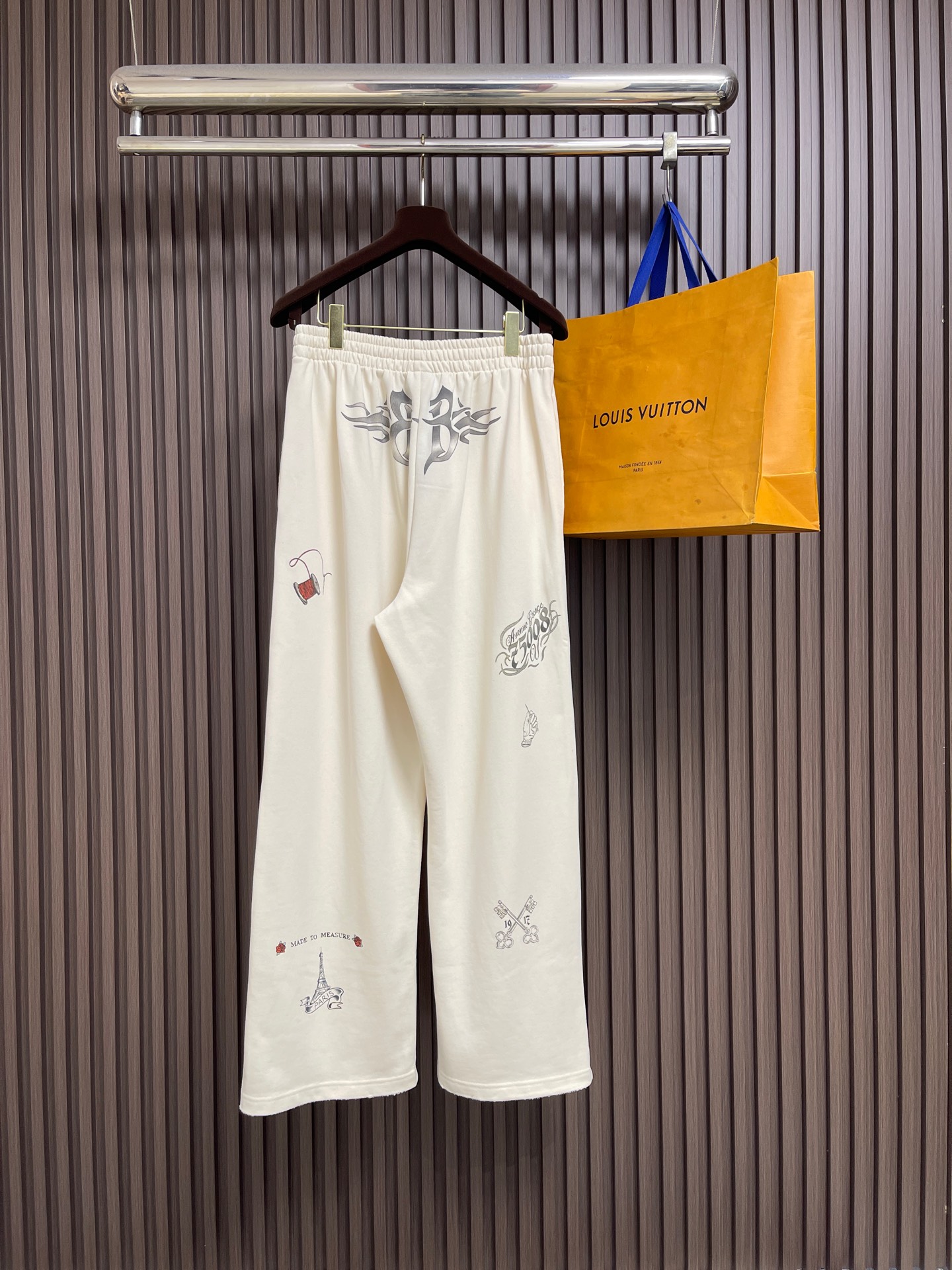 🛒🛒Balenciaga TATTOO纹身图案卫裤，本款休闲卫裤选用重磅棉毛圈面料织造，面料经过水洗柔化处理，触感软糯亲
