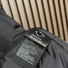 🛒🛒Prada 再生尼龙翻领夹克外套,选用品牌标志性的再生尼龙面料,与传统尼龙性能相当,具备高强度,抗撕裂,耐磨损等特性 🛒🛒Prada 再生尼龙翻领夹克外套,选用品牌标志性的再生尼龙面料,与传统尼龙性能相当,具备高强度,抗撕裂,耐磨损等特性
