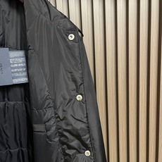 🛒🛒Prada 再生尼龙翻领夹克外套,选用品牌标志性的再生尼龙面料,与传统尼龙性能相当,具备高强度,抗撕裂,耐磨损等特性 🛒🛒Prada 再生尼龙翻领夹克外套,选用品牌标志性的再生尼龙面料,与传统尼龙性能相当,具备高强度,抗撕裂,耐磨损等特性