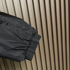 🛒🛒Prada 再生尼龙翻领夹克外套,选用品牌标志性的再生尼龙面料,与传统尼龙性能相当,具备高强度,抗撕裂,耐磨损等特性 🛒🛒Prada 再生尼龙翻领夹克外套,选用品牌标志性的再生尼龙面料,与传统尼龙性能相当,具备高强度,抗撕裂,耐磨损等特性