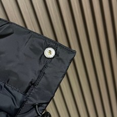 🛒🛒Prada 再生尼龙翻领夹克外套,选用品牌标志性的再生尼龙面料,与传统尼龙性能相当,具备高强度,抗撕裂,耐磨损等特性 🛒🛒Prada 再生尼龙翻领夹克外套,选用品牌标志性的再生尼龙面料,与传统尼龙性能相当,具备高强度,抗撕裂,耐磨损等特性