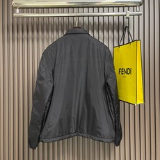 🛒🛒Prada 再生尼龙翻领夹克外套,选用品牌标志性的再生尼龙面料,与传统尼龙性能相当,具备高强度,抗撕裂,耐磨损等特性 🛒🛒Prada 再生尼龙翻领夹克外套,选用品牌标志性的再生尼龙面料,与传统尼龙性能相当,具备高强度,抗撕裂,耐磨损等特性