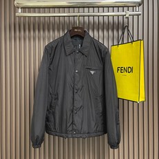 🛒🛒Prada 再生尼龙翻领夹克外套,选用品牌标志性的再生尼龙面料,与传统尼龙性能相当,具备高强度,抗撕裂,耐磨损等特性 🛒🛒Prada 再生尼龙翻领夹克外套,选用品牌标志性的再生尼龙面料,与传统尼龙性能相当,具备高强度,抗撕裂,耐磨损等特性