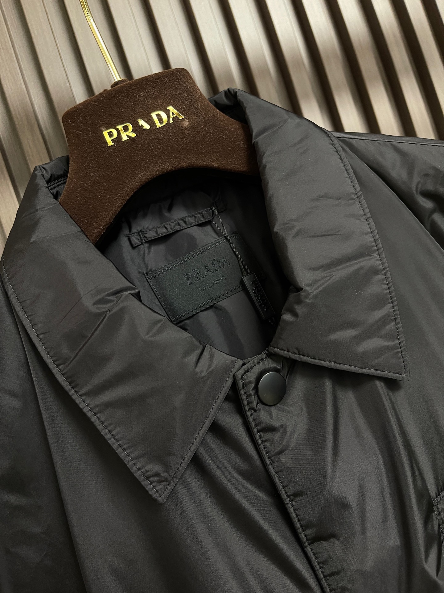 🛒🛒Prada 再生尼龙翻领夹克外套,选用品牌标志性的再生尼龙面料,与传统尼龙性能相当,具备高强度,抗撕裂,耐磨损等特性 🛒🛒Prada 再生尼龙翻领夹克外套,选用品牌标志性的再生尼龙面料,与传统尼龙性能相当,具备高强度,抗撕裂,耐磨损等特性