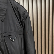 🛒🛒Prada 再生尼龙翻领夹克外套,选用品牌标志性的再生尼龙面料,与传统尼龙性能相当,具备高强度,抗撕裂,耐磨损等特性 🛒🛒Prada 再生尼龙翻领夹克外套,选用品牌标志性的再生尼龙面料,与传统尼龙性能相当,具备高强度,抗撕裂,耐磨损等特性