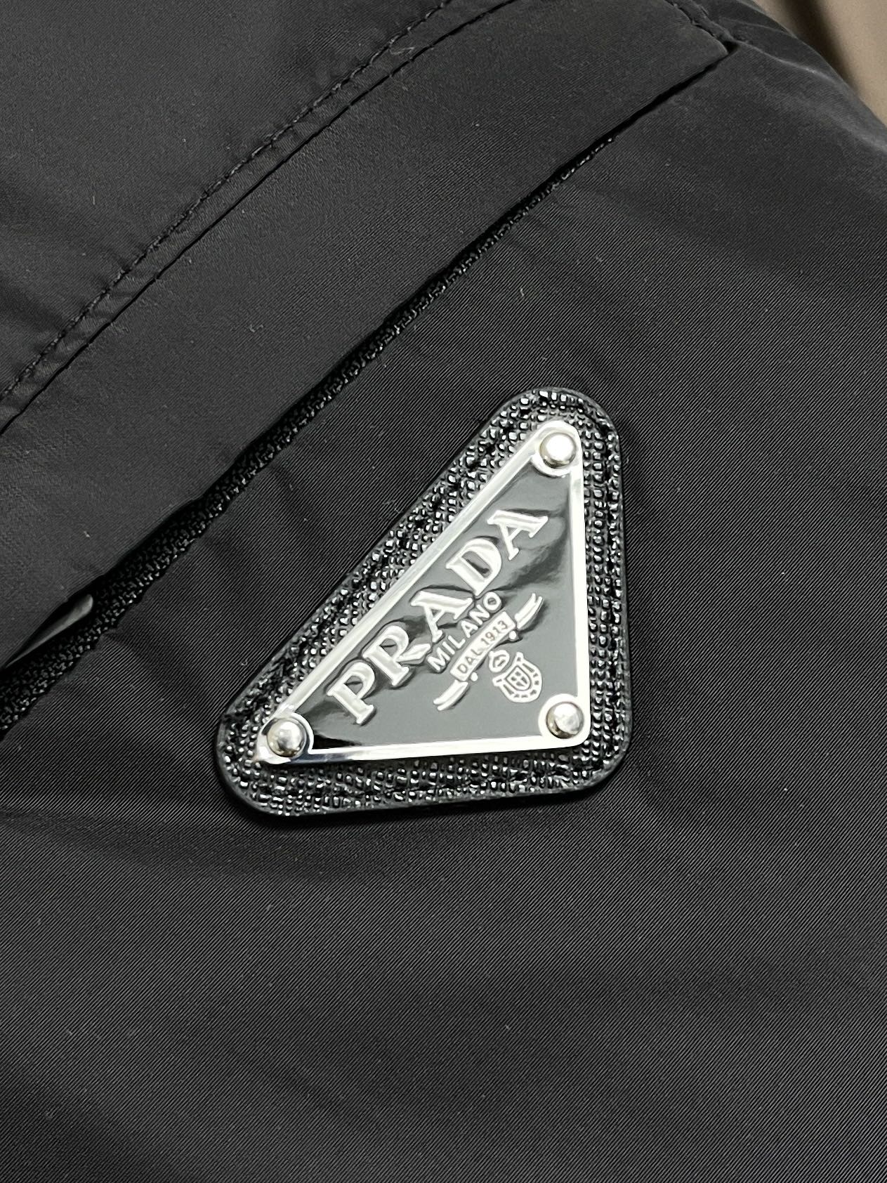 🛒🛒Prada 再生尼龙翻领夹克外套,选用品牌标志性的再生尼龙面料,与传统尼龙性能相当,具备高强度,抗撕裂,耐磨损等特性 🛒🛒Prada 再生尼龙翻领夹克外套,选用品牌标志性的再生尼龙面料,与传统尼龙性能相当,具备高强度,抗撕裂,耐磨损等特性