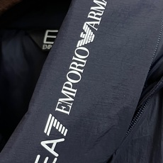 🛒🛒EA7 阿玛尼立领薄棉冬装夹克外套,通勤休闲两相宜,立领领口织带品牌标识,低调辨识度。轻薄夹棉填充,不臃肿,兼顾防风 🛒🛒EA7 阿玛尼立领薄棉冬装夹克外套,通勤休闲两相宜,立领领口织带品牌标识,低调辨识度。轻薄夹棉填充,不臃肿,兼顾防风