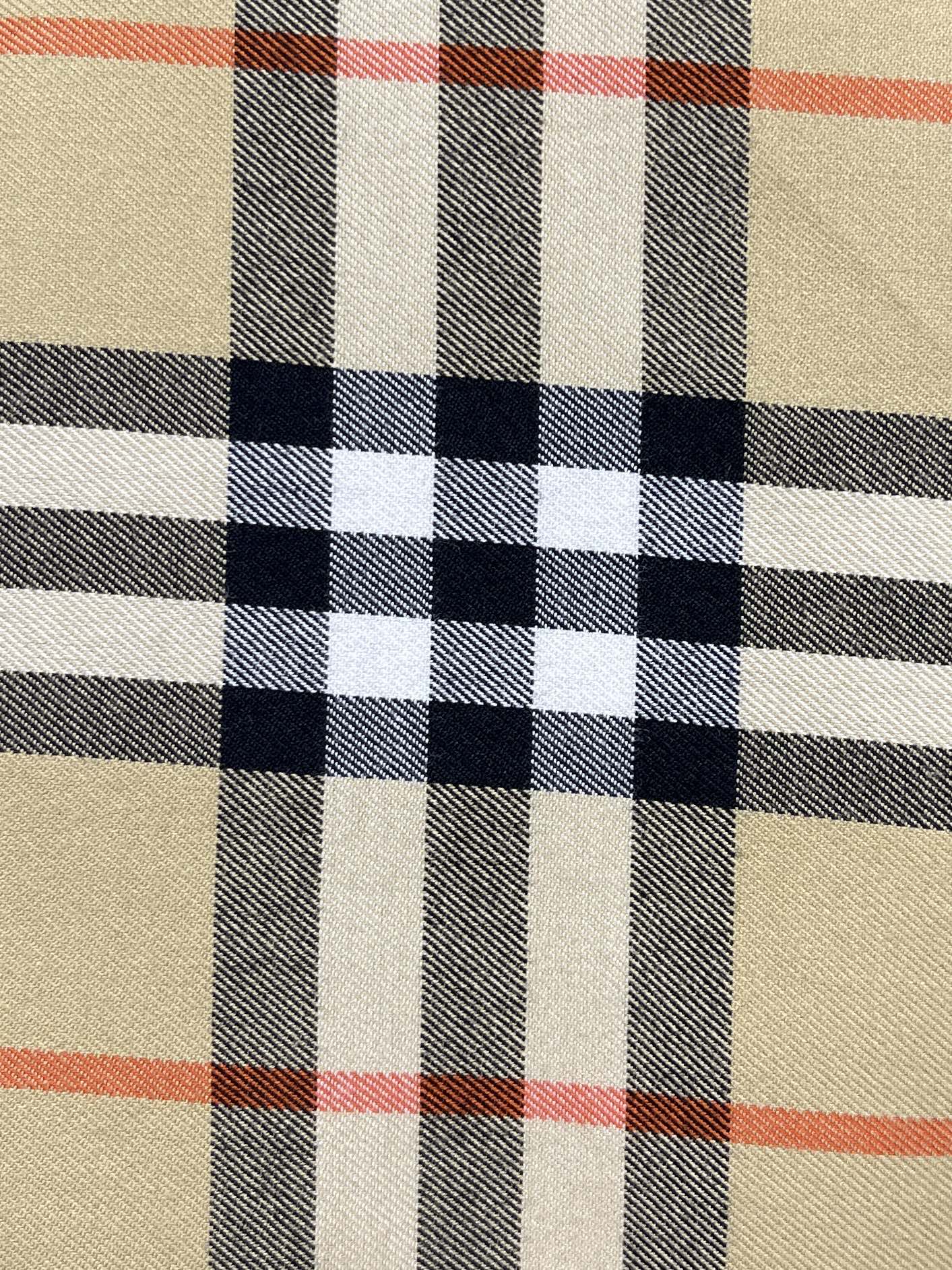 🛒🛒Burberry 斜格纹棉质长袖衬衫，配置了精纺格纹棉质面料手感比普通面料硬朗厚实不少整体的触感极为舒适，亲肤效果也