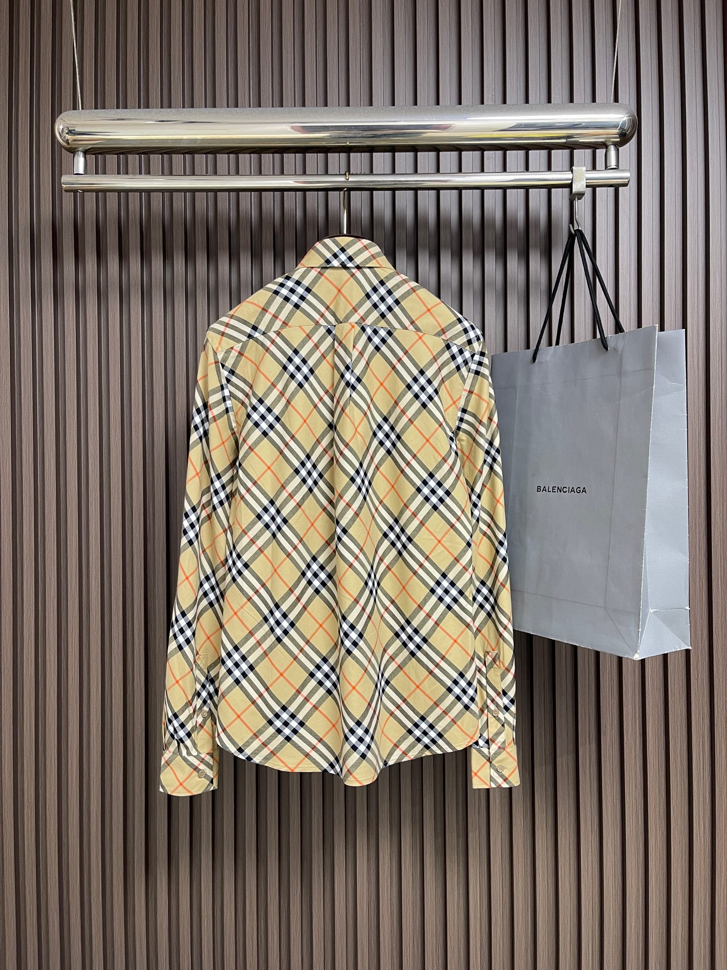 🛒🛒Burberry 斜格纹棉质长袖衬衫，配置了精纺格纹棉质面料手感比普通面料硬朗厚实不少整体的触感极为舒适，亲肤效果也