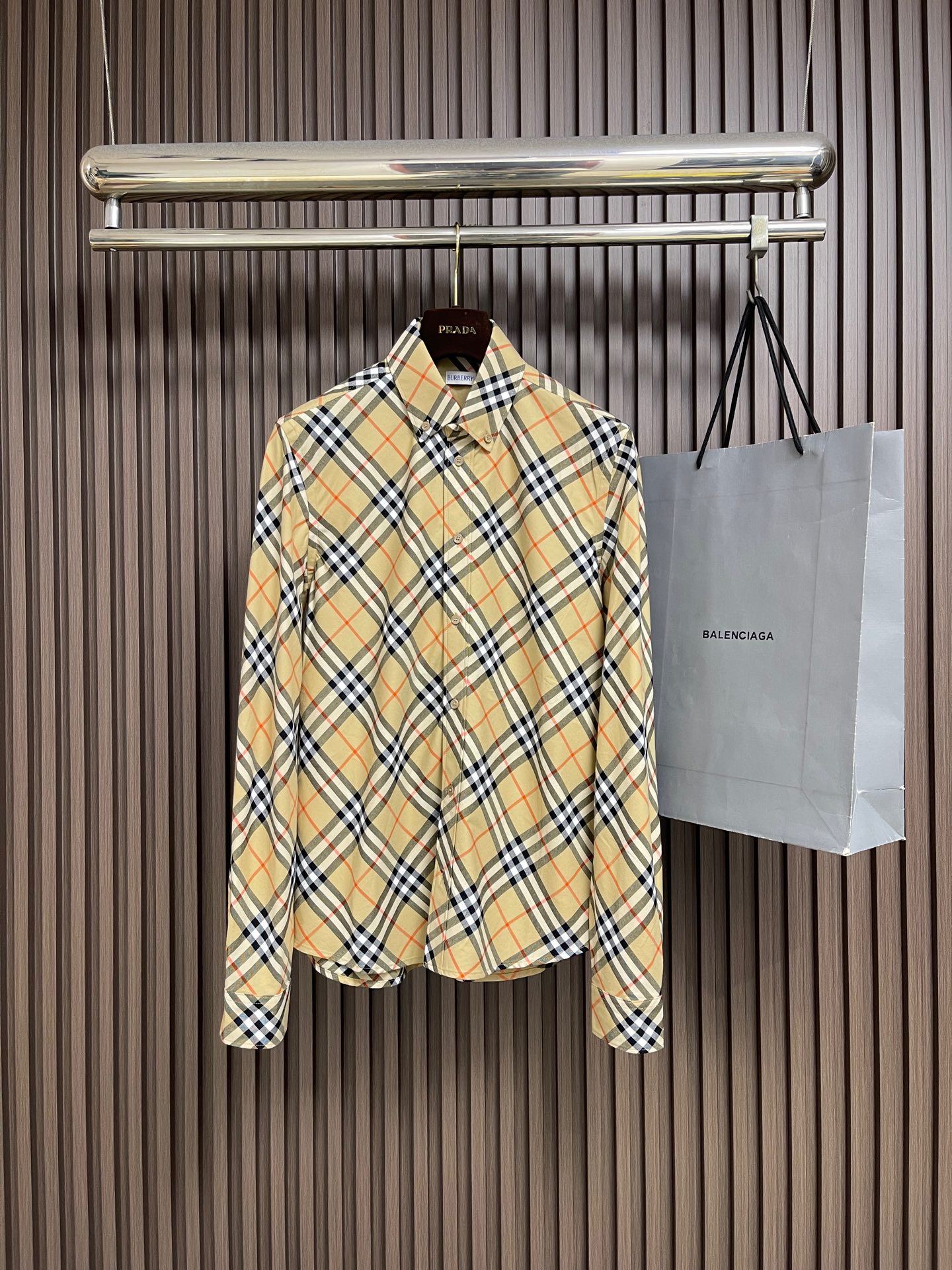 🛒🛒Burberry 斜格纹棉质长袖衬衫,配置了精纺格纹棉质面料手感比普通面料硬朗厚实不少整体的触感极为舒适,亲肤效果也 🛒🛒Burberry 斜格纹棉质长袖衬衫,配置了精纺格纹棉质面料手感比普通面料硬朗厚实不少整体的触感极为舒适,亲肤效果也