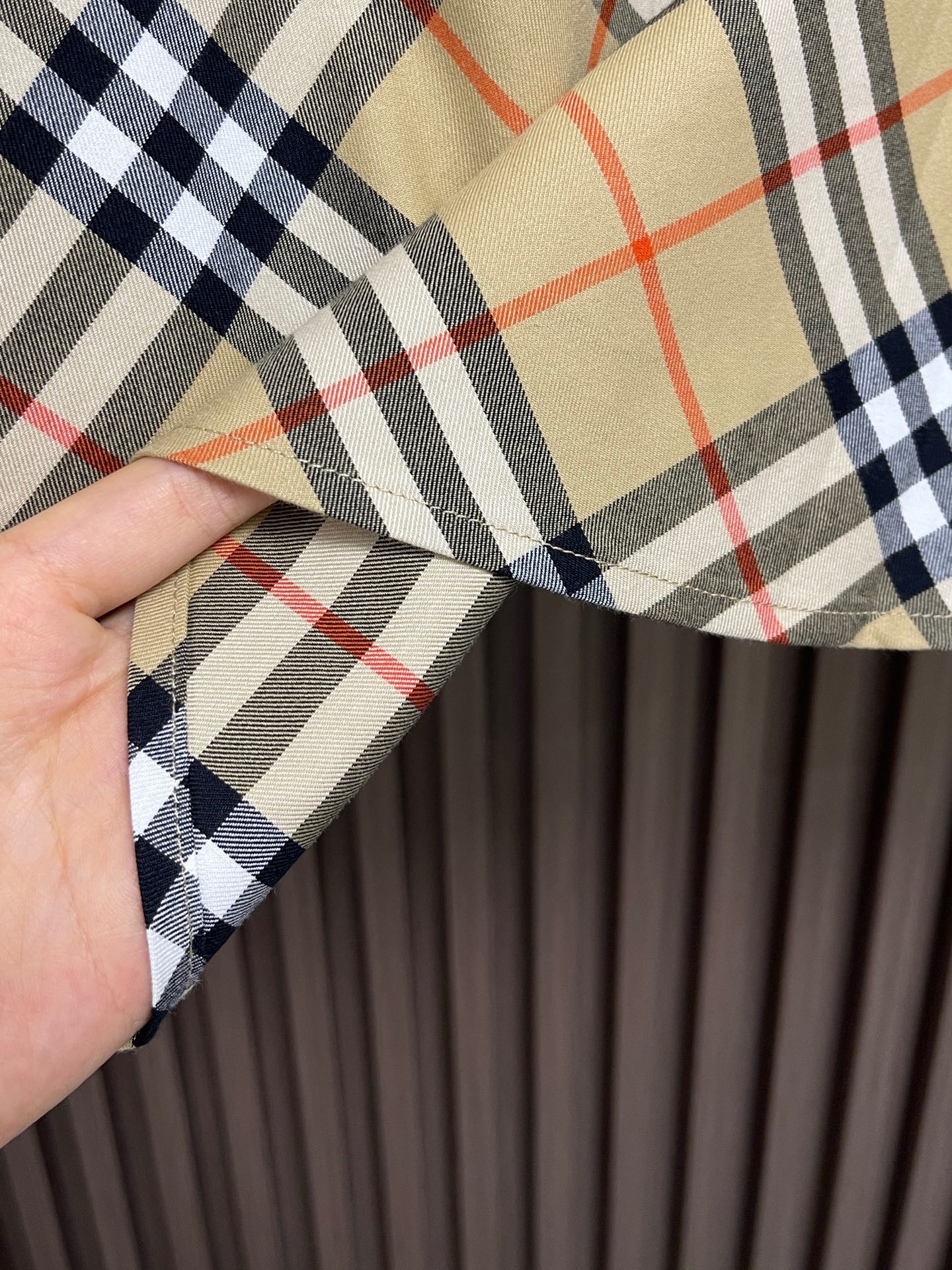 🛒🛒Burberry 斜格纹棉质长袖衬衫，配置了精纺格纹棉质面料手感比普通面料硬朗厚实不少整体的触感极为舒适，亲肤效果也