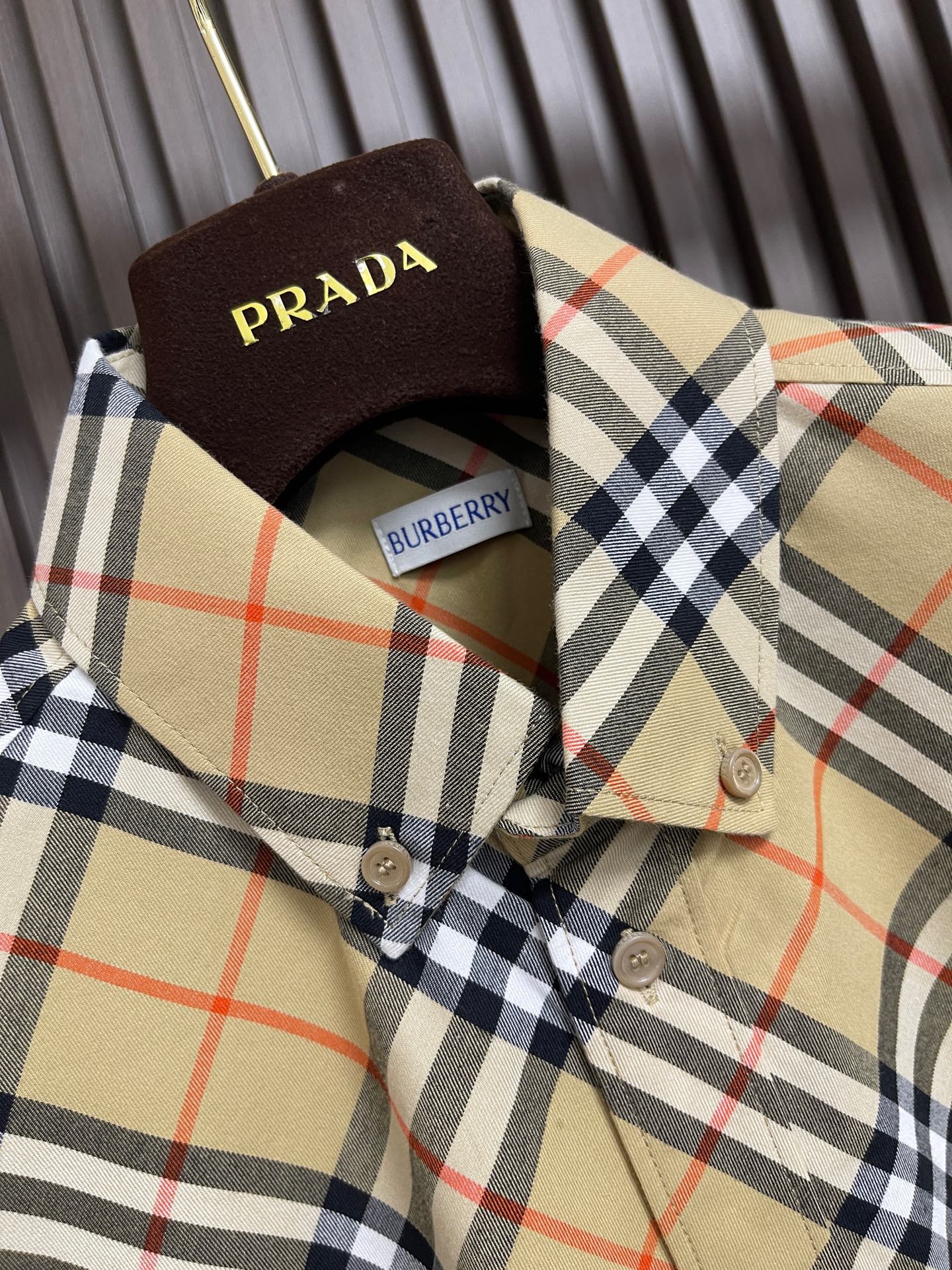 🛒🛒Burberry 斜格纹棉质长袖衬衫，配置了精纺格纹棉质面料手感比普通面料硬朗厚实不少整体的触感极为舒适，亲肤效果也