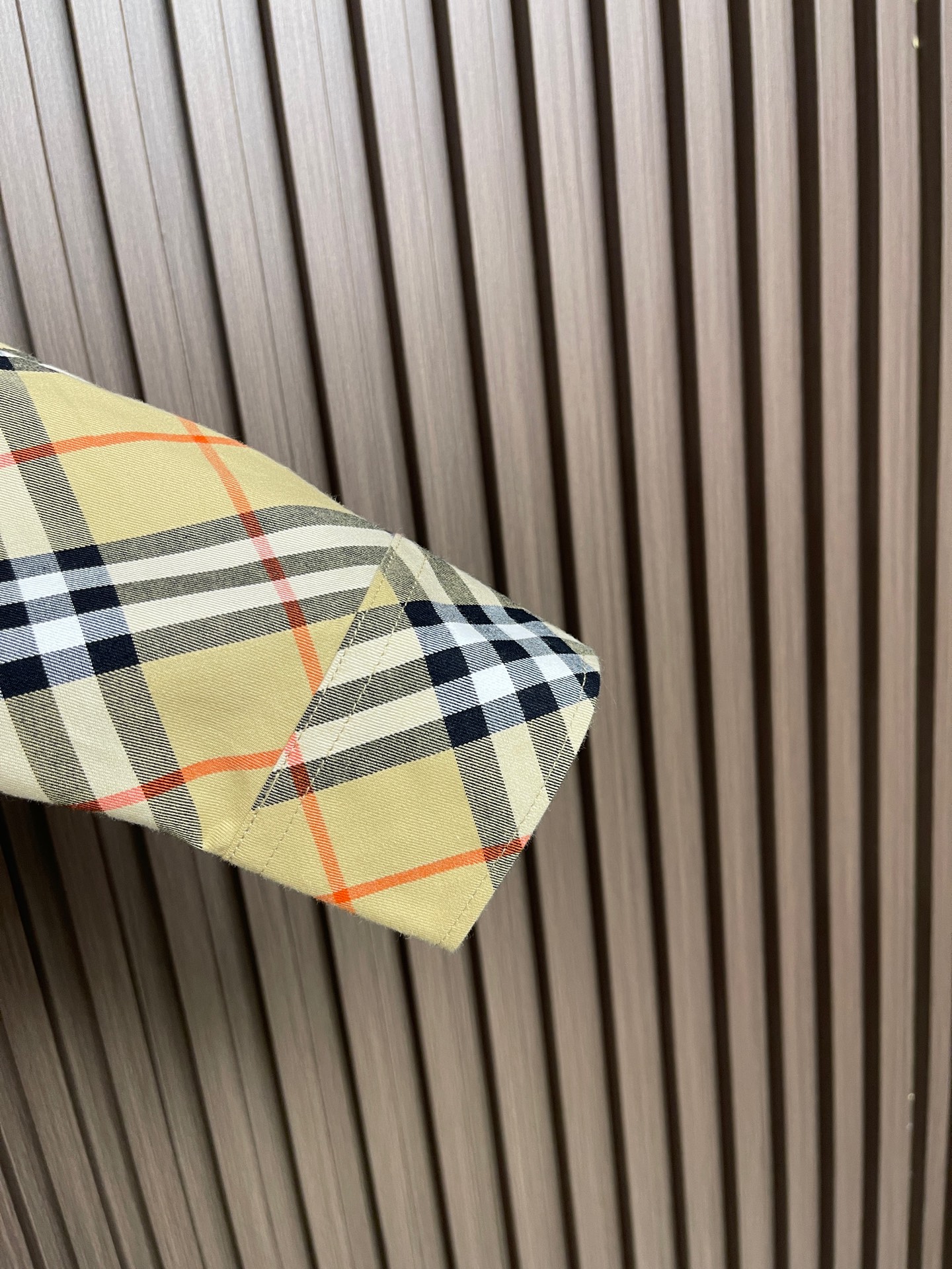 🛒🛒Burberry 斜格纹棉质长袖衬衫，配置了精纺格纹棉质面料手感比普通面料硬朗厚实不少整体的触感极为舒适，亲肤效果也