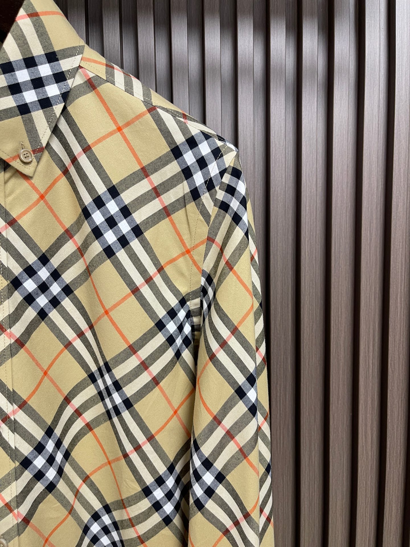 🛒🛒Burberry 斜格纹棉质长袖衬衫，配置了精纺格纹棉质面料手感比普通面料硬朗厚实不少整体的触感极为舒适，亲肤效果也