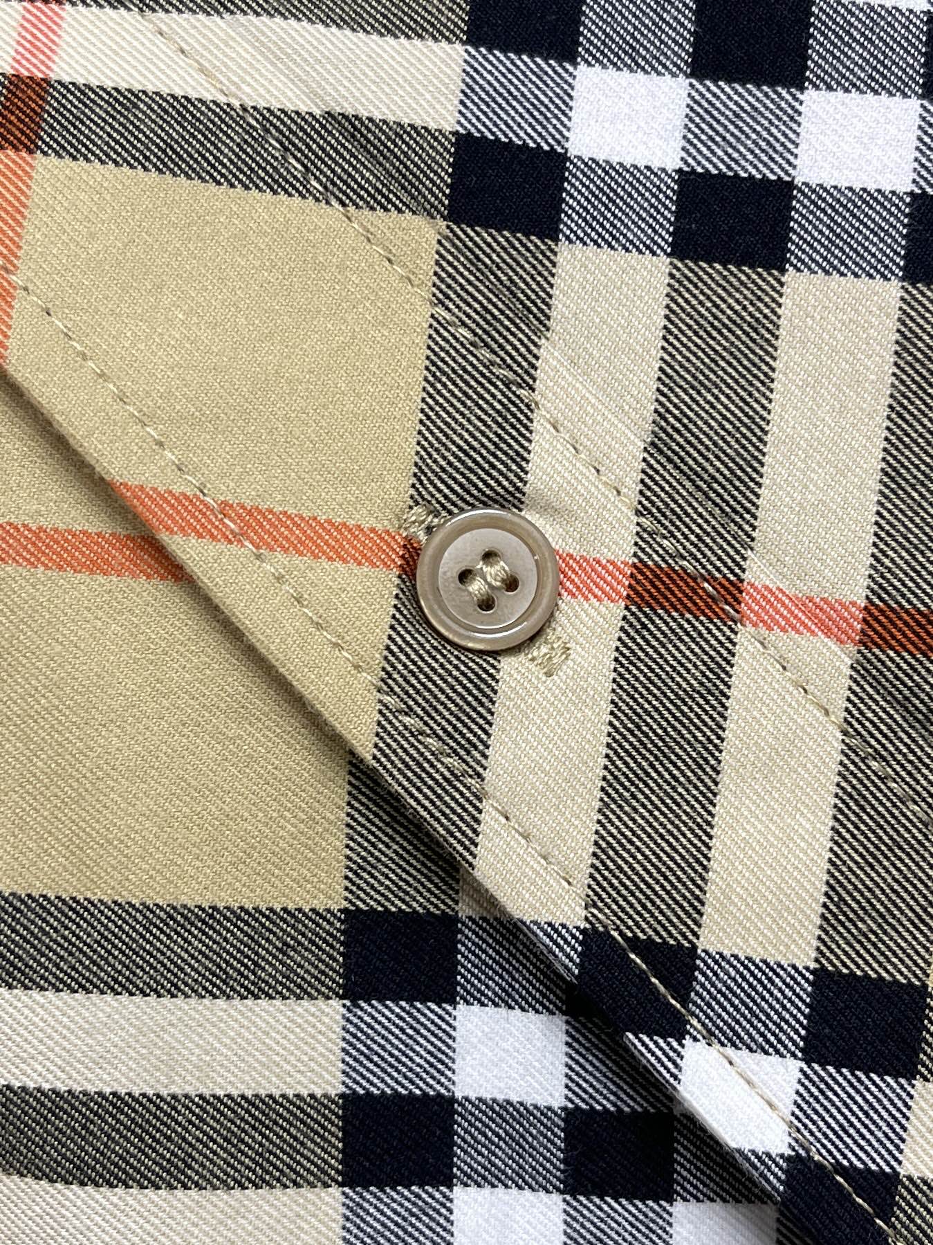 🛒🛒Burberry 斜格纹棉质长袖衬衫，配置了精纺格纹棉质面料手感比普通面料硬朗厚实不少整体的触感极为舒适，亲肤效果也