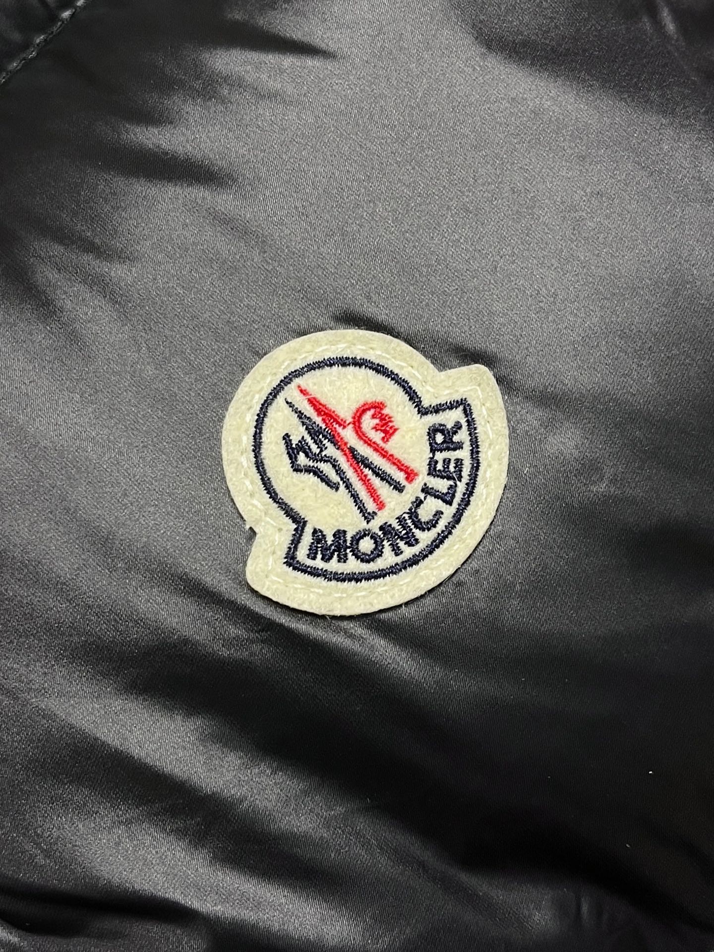 🛒🛒Moncler 立领羽绒马甲，内里90白鹅绒搭配10羽毛，蓬松度十足，保暖到位。亮面面料，立领按扣设计，侧边拉链口袋