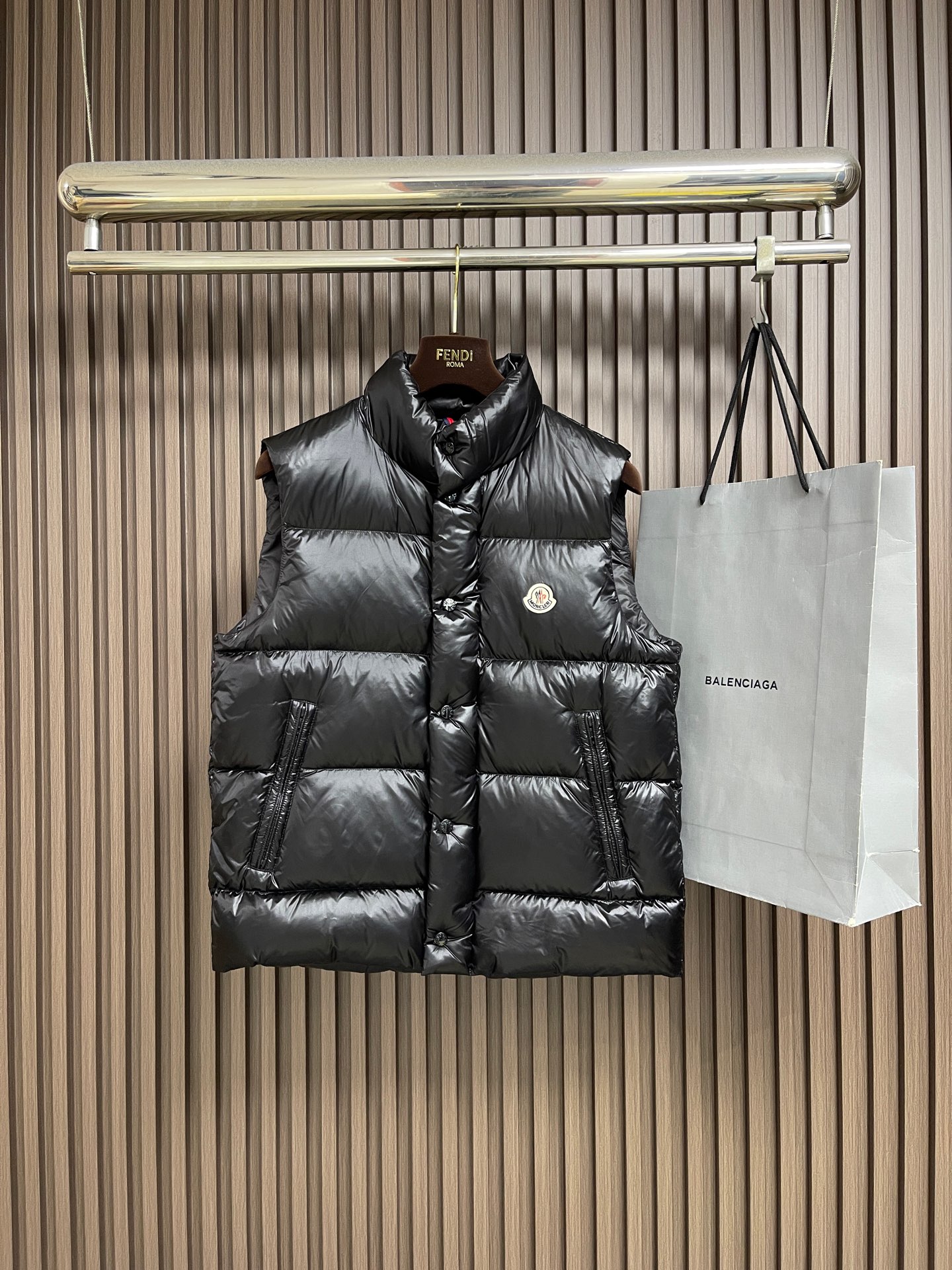 🛒🛒Moncler 立领羽绒马甲,内里90白鹅绒搭配10羽毛,蓬松度十足,保暖到位。亮面面料,立领按扣设计,侧边拉链口袋 🛒🛒Moncler 立领羽绒马甲,内里90白鹅绒搭配10羽毛,蓬松度十足,保暖到位。亮面面料,立领按扣设计,侧边拉链口袋