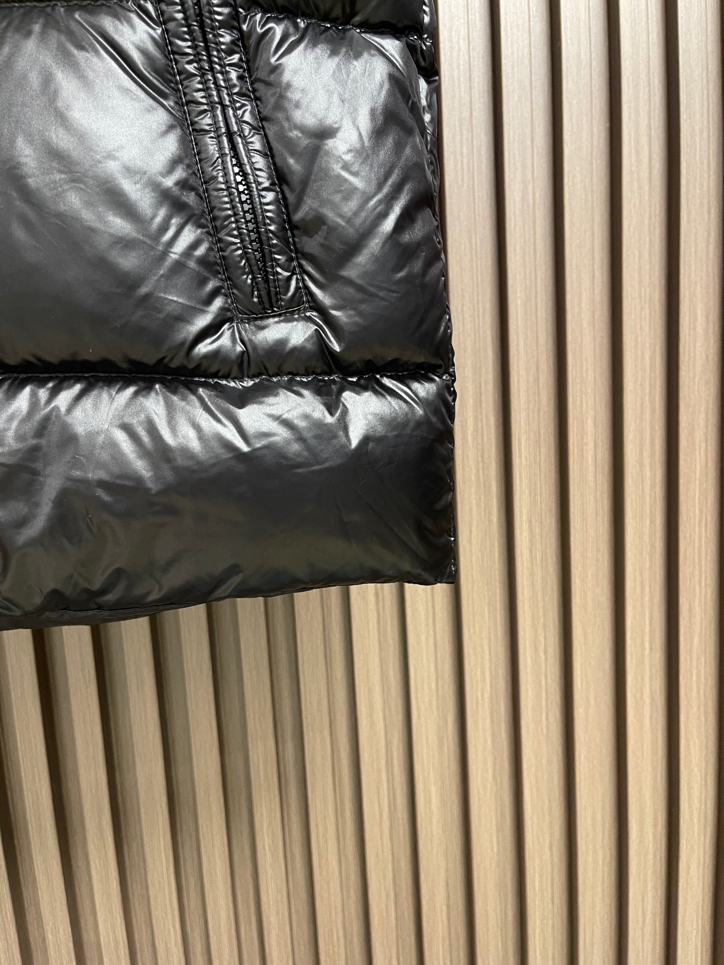 🛒🛒Moncler 立领羽绒马甲，内里90白鹅绒搭配10羽毛，蓬松度十足，保暖到位。亮面面料，立领按扣设计，侧边拉链口袋
