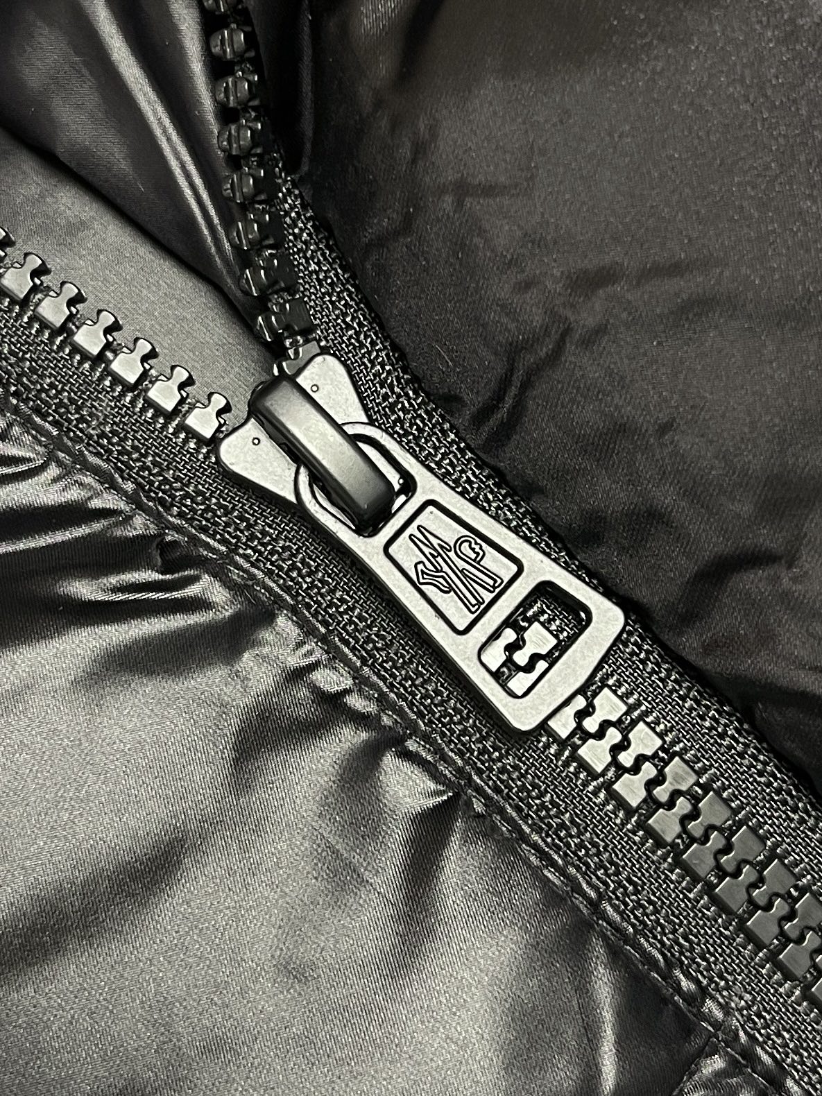🛒🛒Moncler 立领羽绒马甲，内里90白鹅绒搭配10羽毛，蓬松度十足，保暖到位。亮面面料，立领按扣设计，侧边拉链口袋