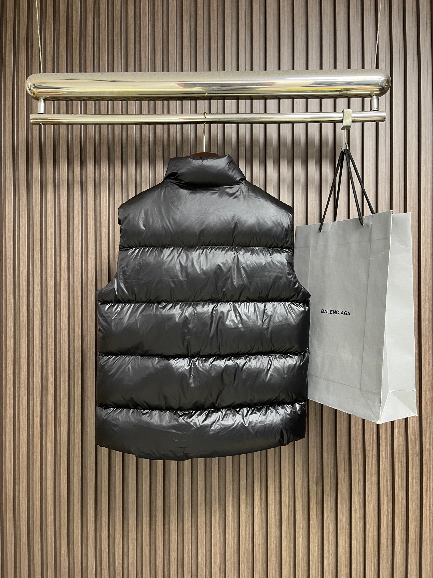 🛒🛒Moncler 立领羽绒马甲，内里90白鹅绒搭配10羽毛，蓬松度十足，保暖到位。亮面面料，立领按扣设计，侧边拉链口袋
