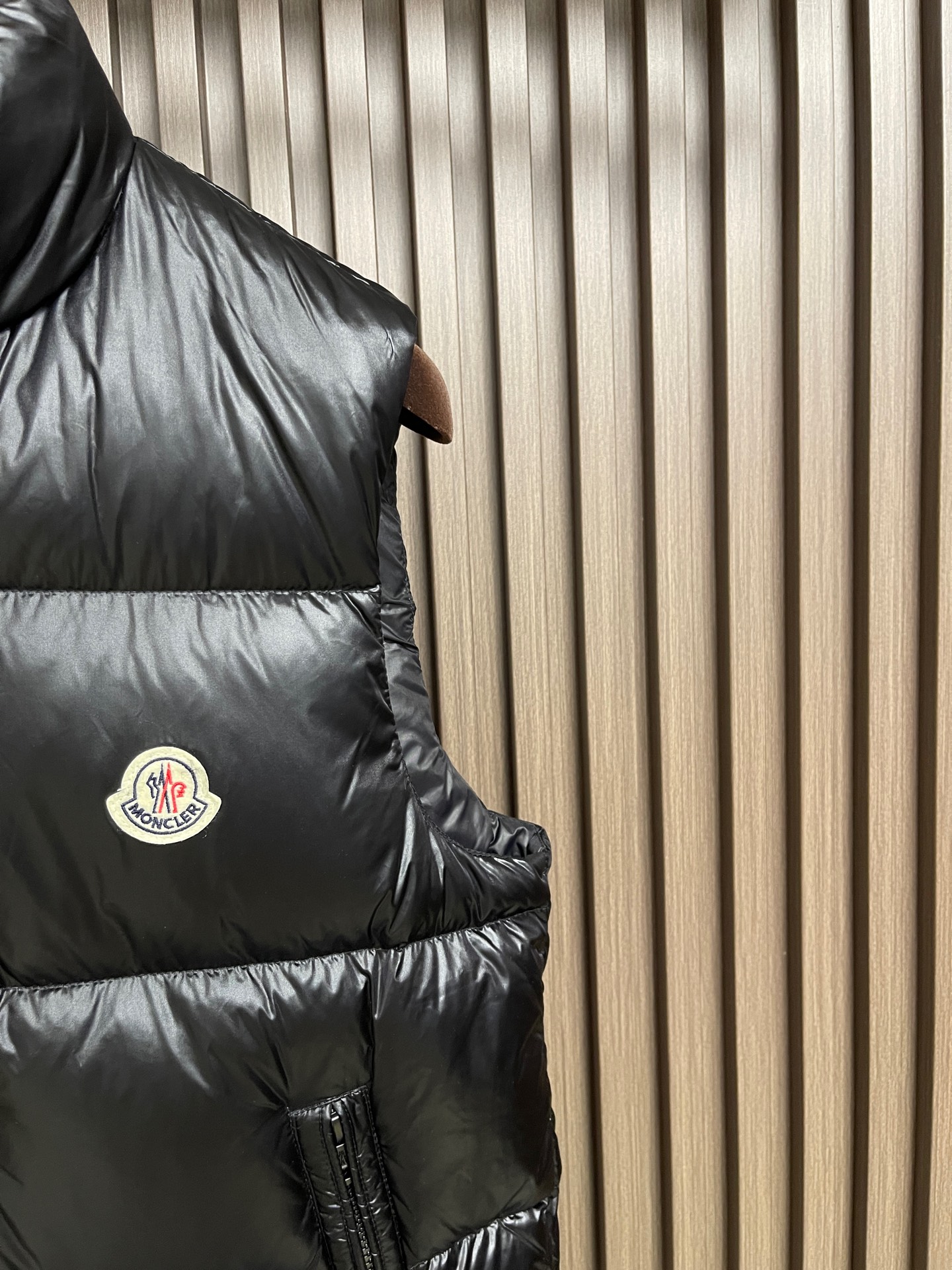 🛒🛒Moncler 立领羽绒马甲，内里90白鹅绒搭配10羽毛，蓬松度十足，保暖到位。亮面面料，立领按扣设计，侧边拉链口袋