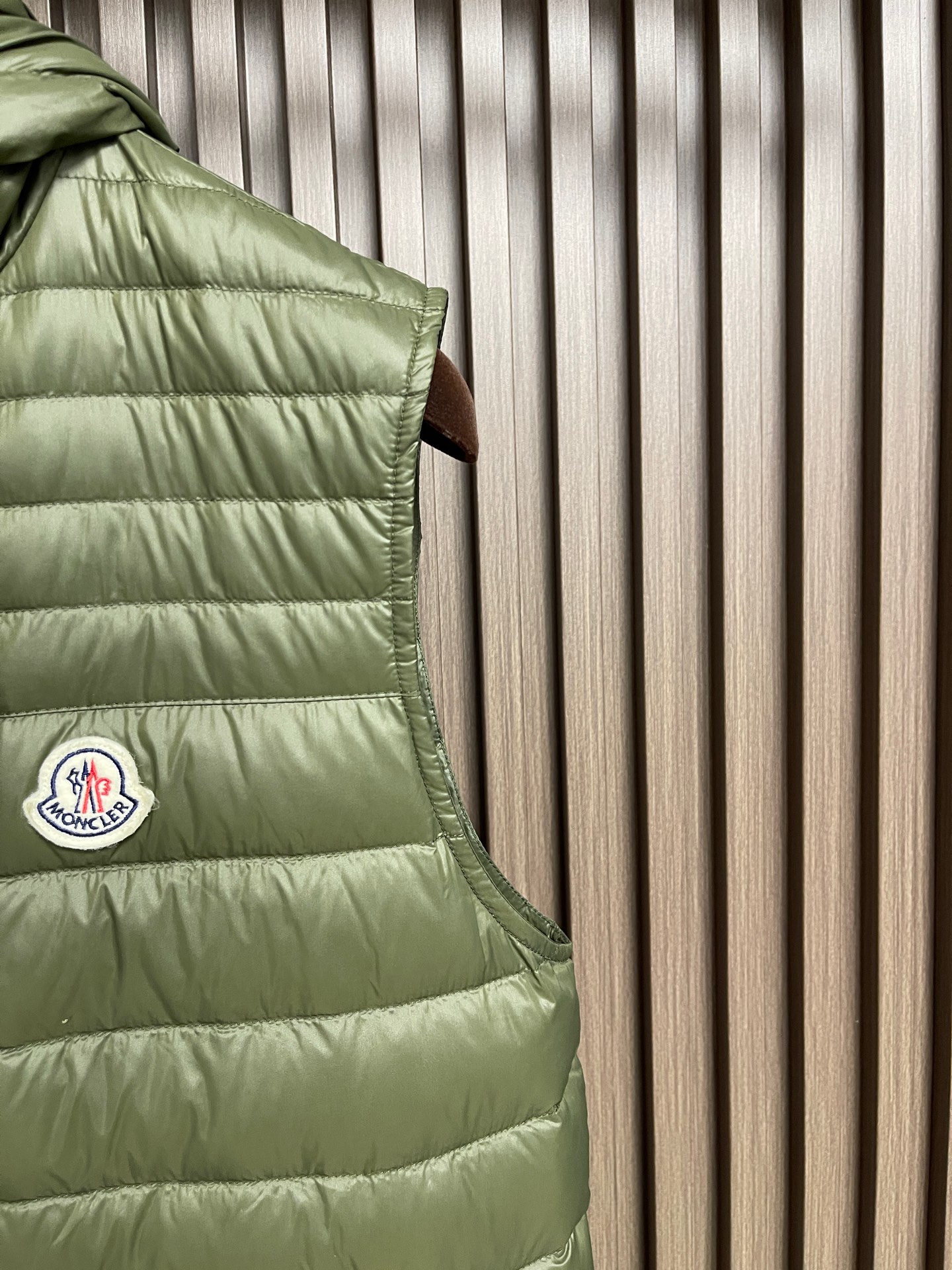 🛒🛒Moncler ORANT  26fw 秋冬男女轻量排骨连帽马甲羽绒服，男士羽绒马甲采用亮面lon laqué面料制