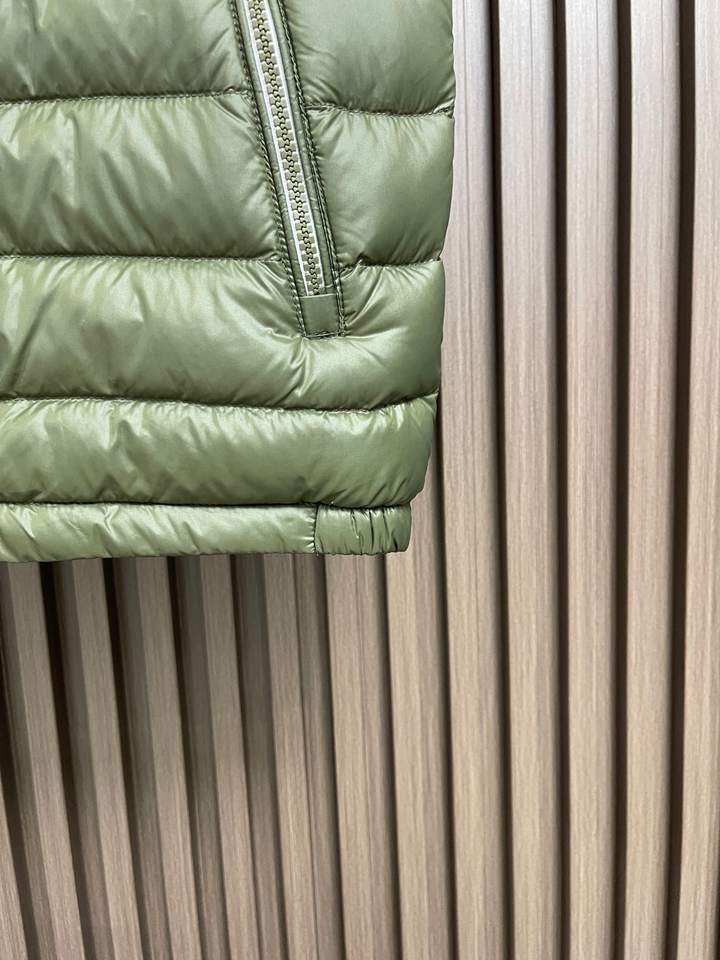 🛒🛒Moncler ORANT  26fw 秋冬男女轻量排骨连帽马甲羽绒服，男士羽绒马甲采用亮面lon laqué面料制