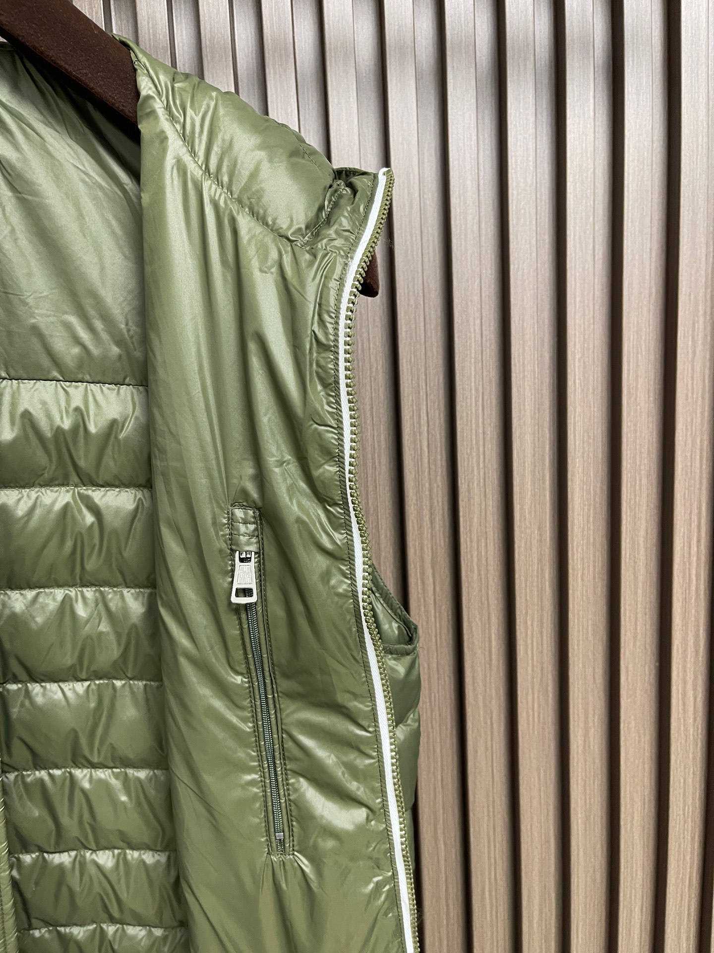 🛒🛒Moncler ORANT  26fw 秋冬男女轻量排骨连帽马甲羽绒服，男士羽绒马甲采用亮面lon laqué面料制