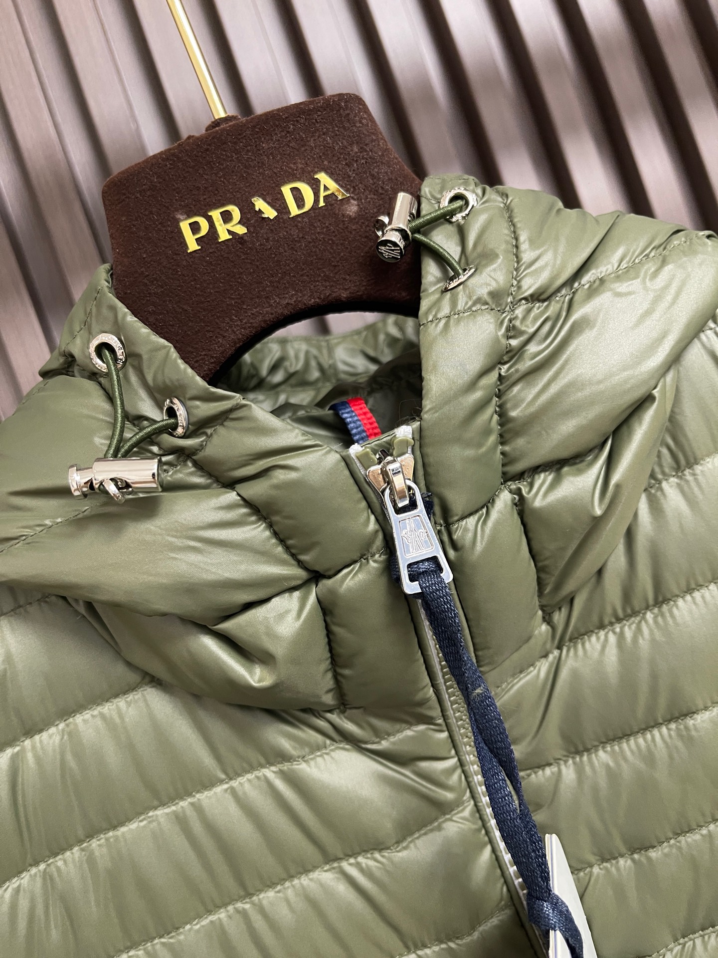 🛒🛒Moncler ORANT  26fw 秋冬男女轻量排骨连帽马甲羽绒服，男士羽绒马甲采用亮面lon laqué面料制